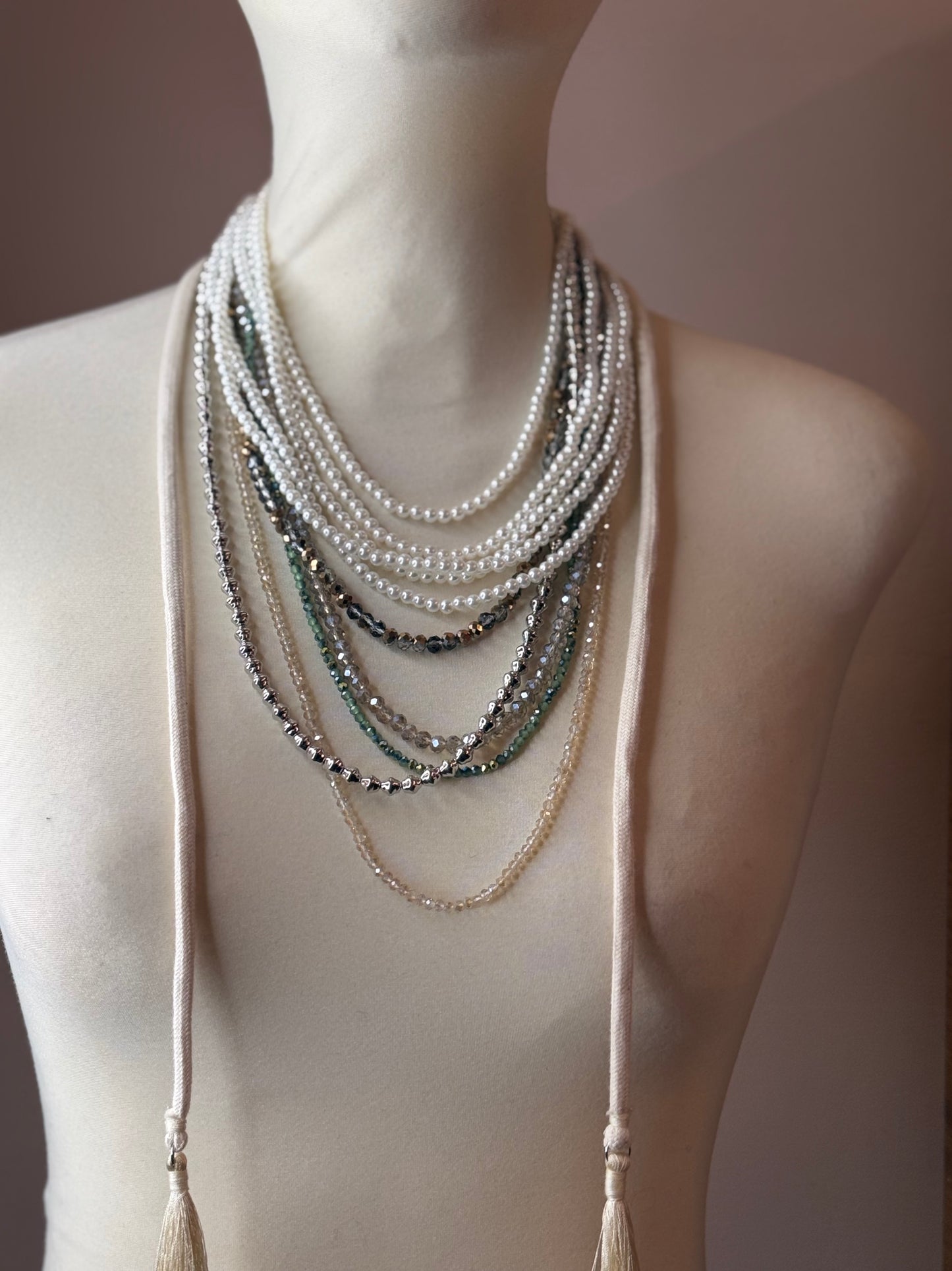 Collana multipla con perle e cordino