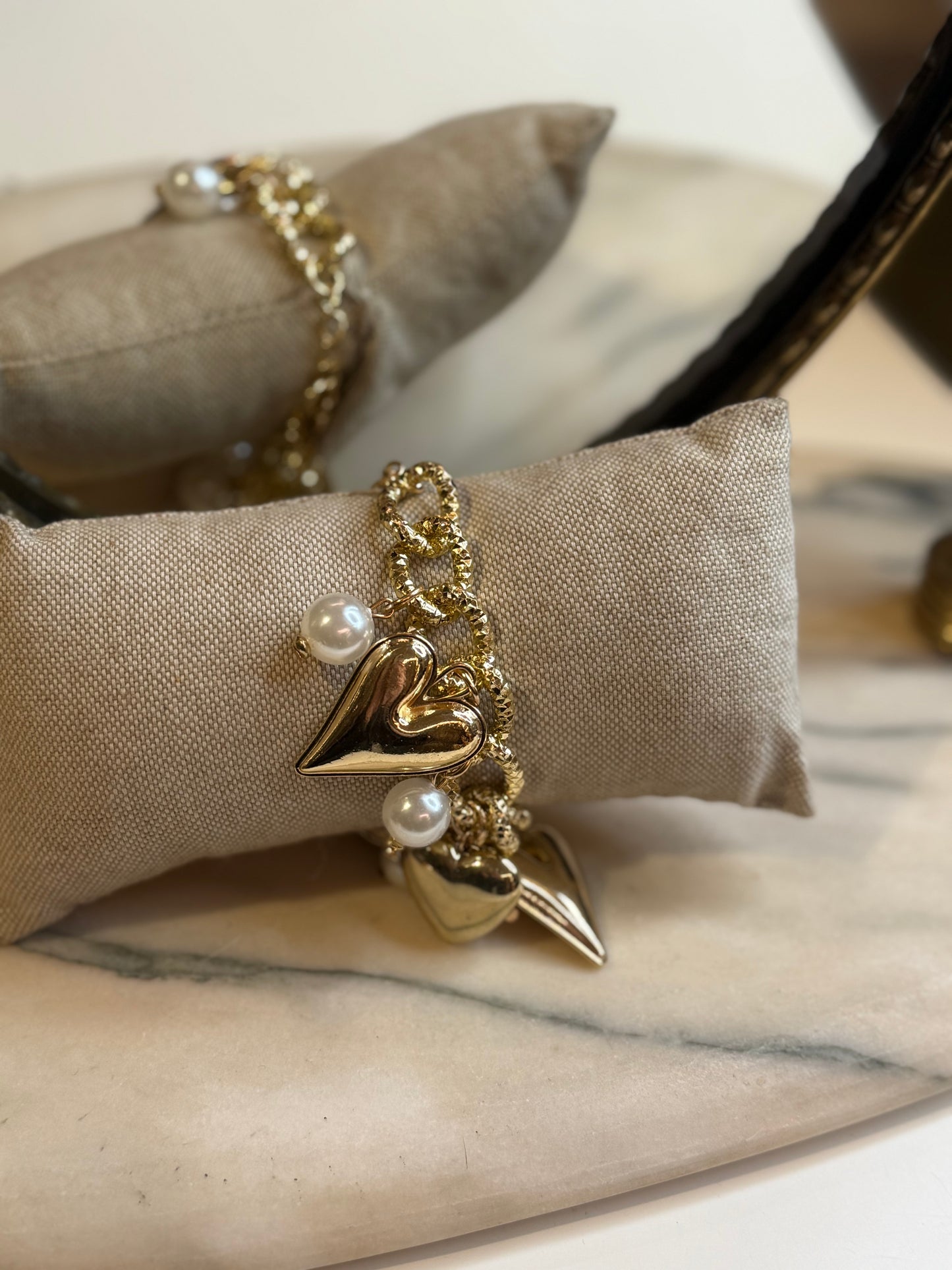 Bracciale zigrinato ORO con ciondoli e perle