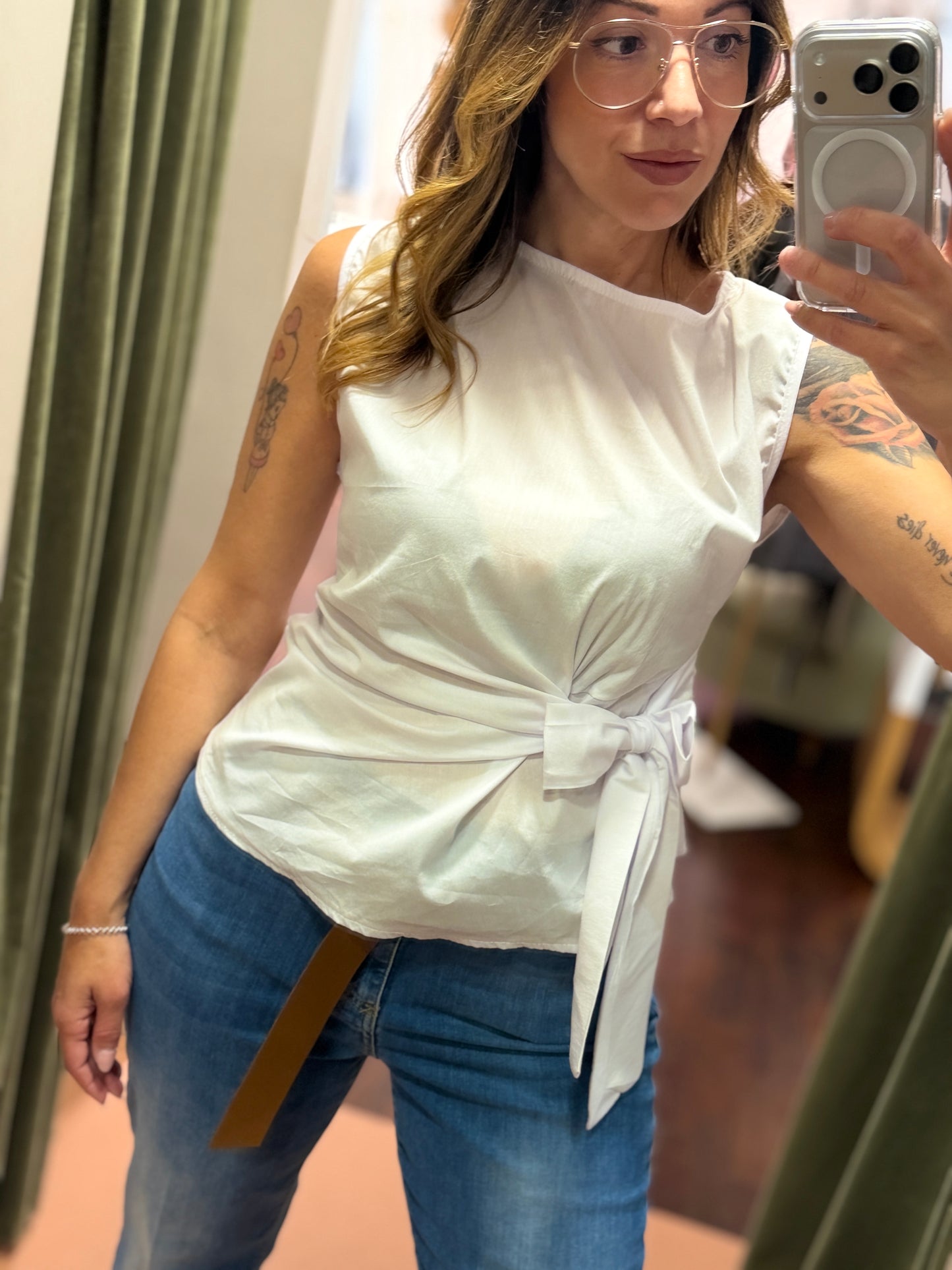 Top con fiocco laterale (disponibile in più colori)
