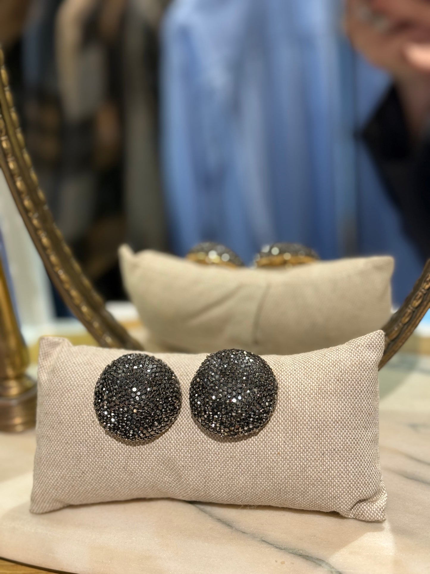 Orecchini bombati ORO con strass neri