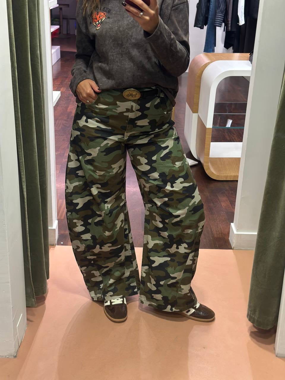 Tensione in pantalone camouflage cintura carrozza