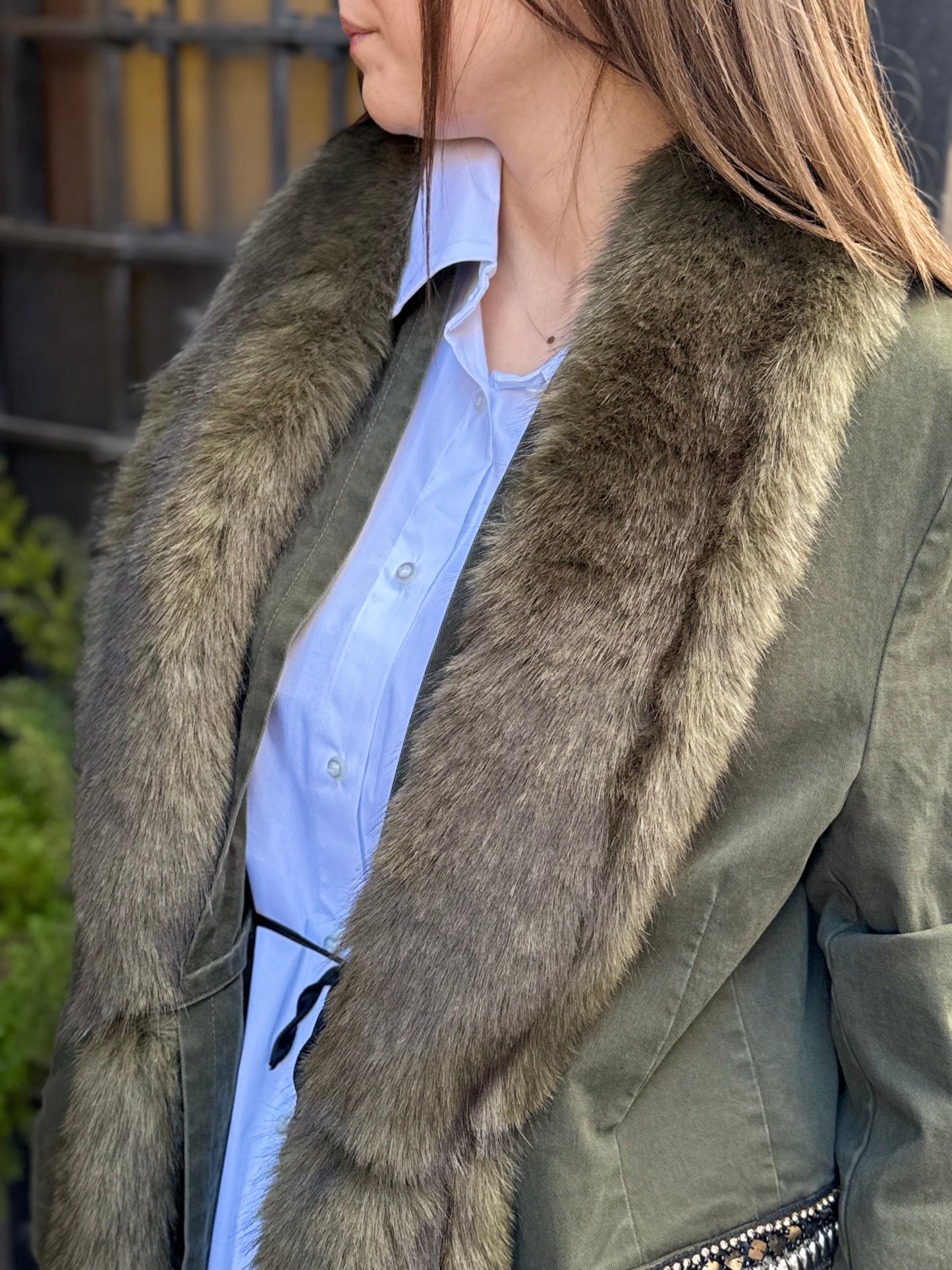 Tensione in giacca over interno trapuntato collo eco-pelliccia MILITARE