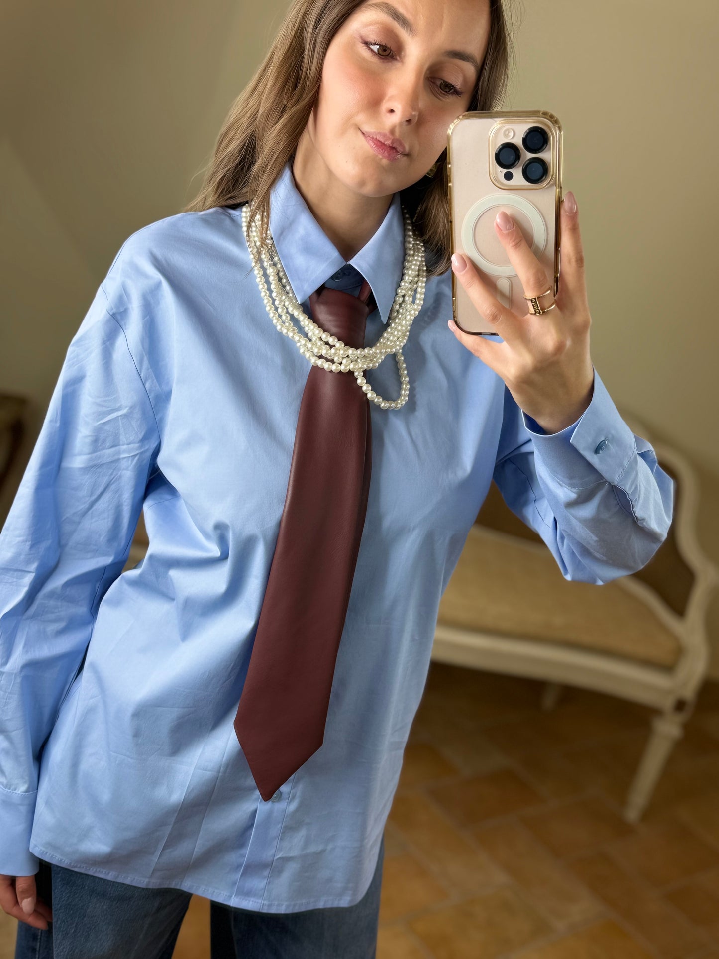 Tensione In Camicia con cravatta BORDEAUX e collana perle