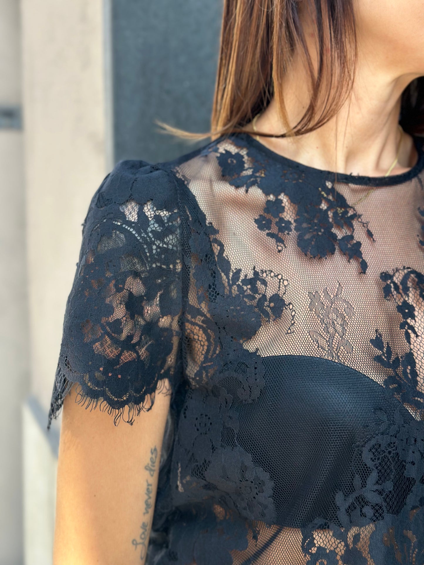 Tensione In Blusa in pizzo NERO manica corta