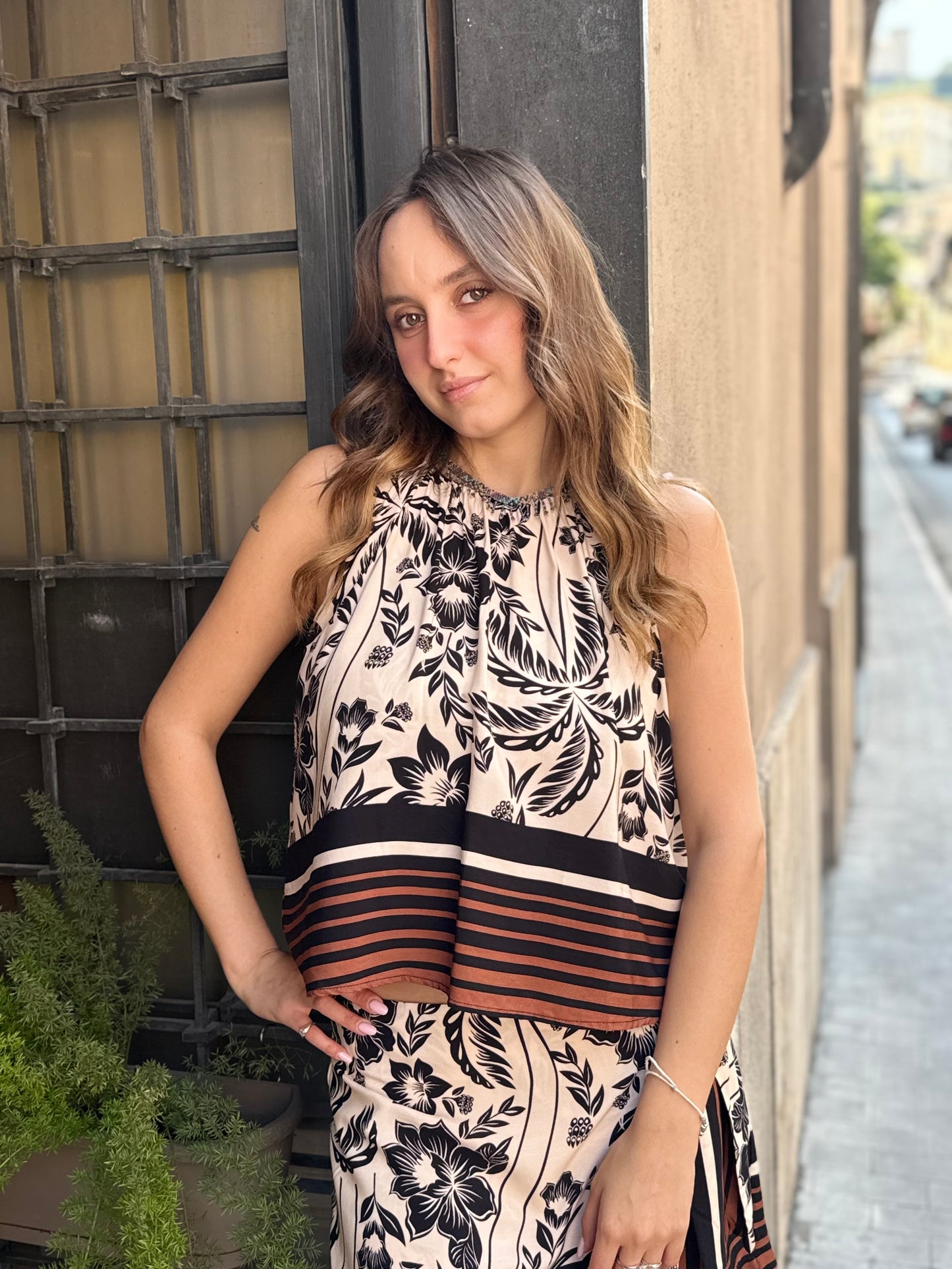 Tensione in Top vogatore fantasia floreale - BURRO/NERO/CUOIO