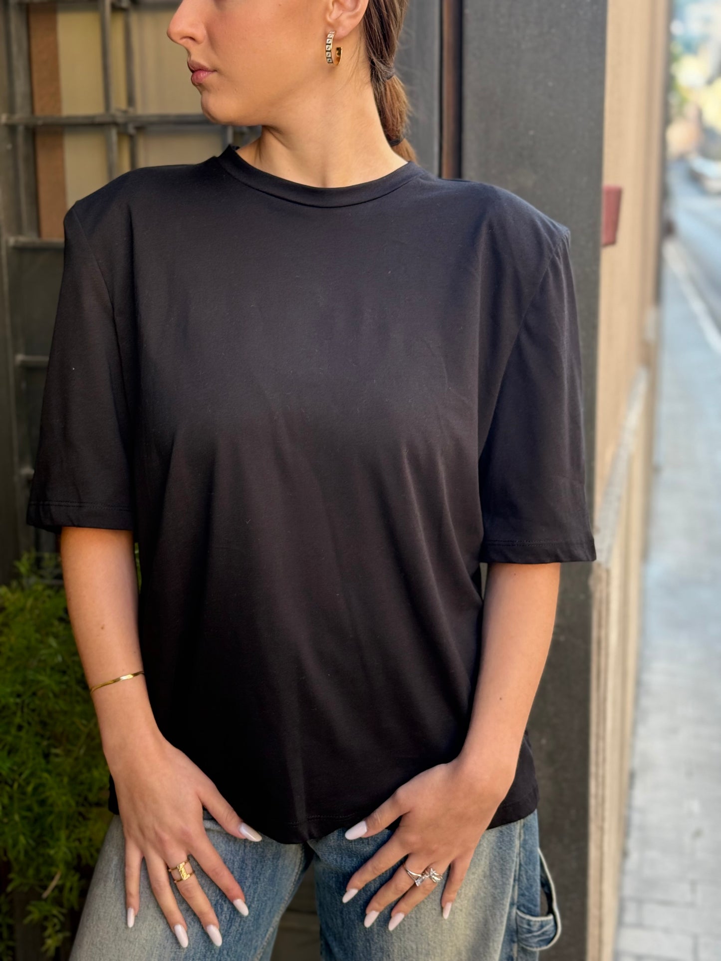 Tensione in T-shirt con spalline imbottite NERO