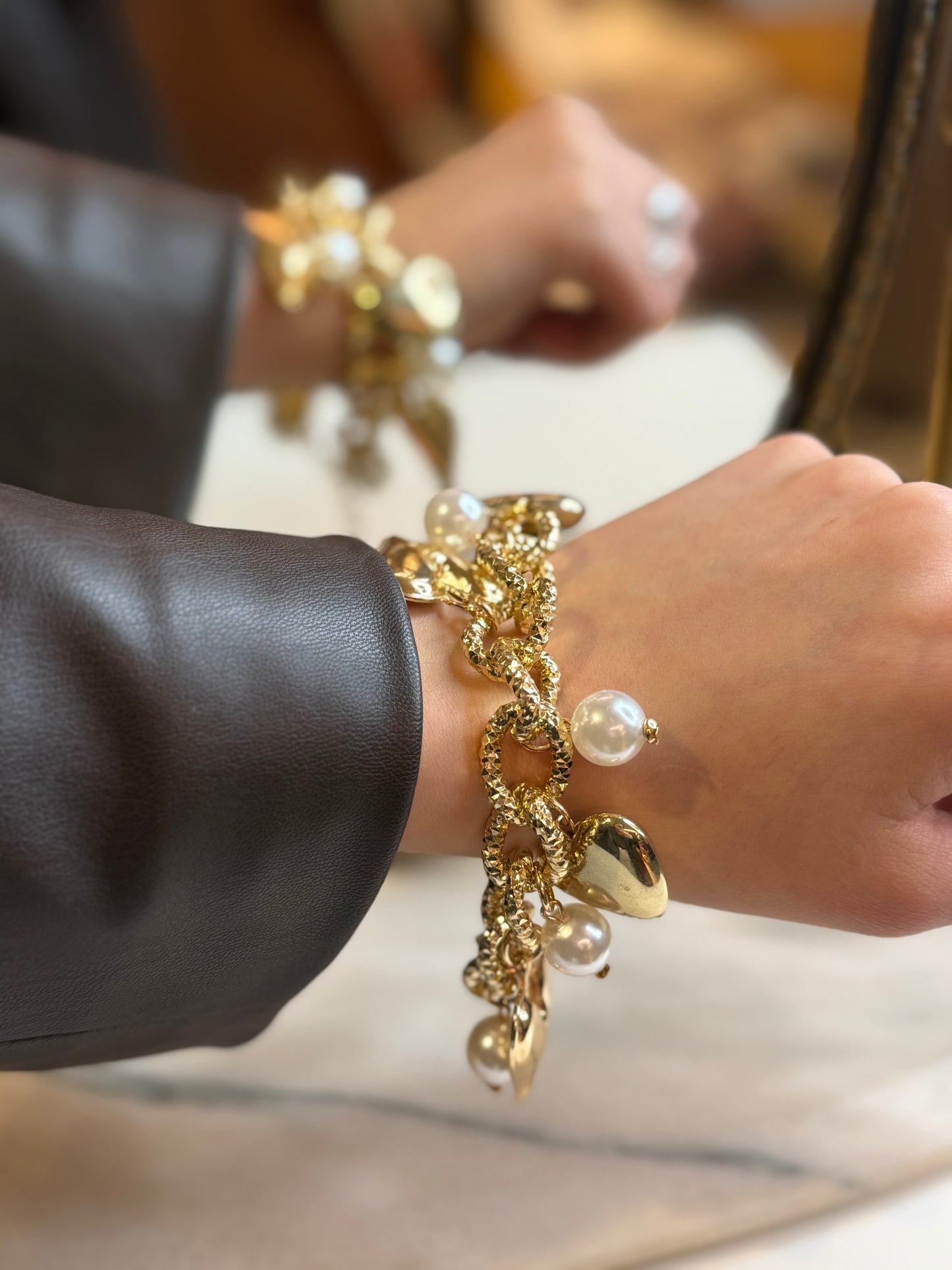 Bracciale zigrinato ORO con ciondoli e perle