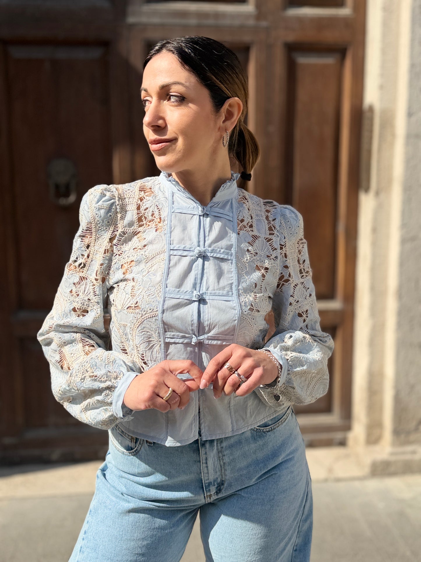 Tensione in Camicia con alamari in pizzo macramè celeste