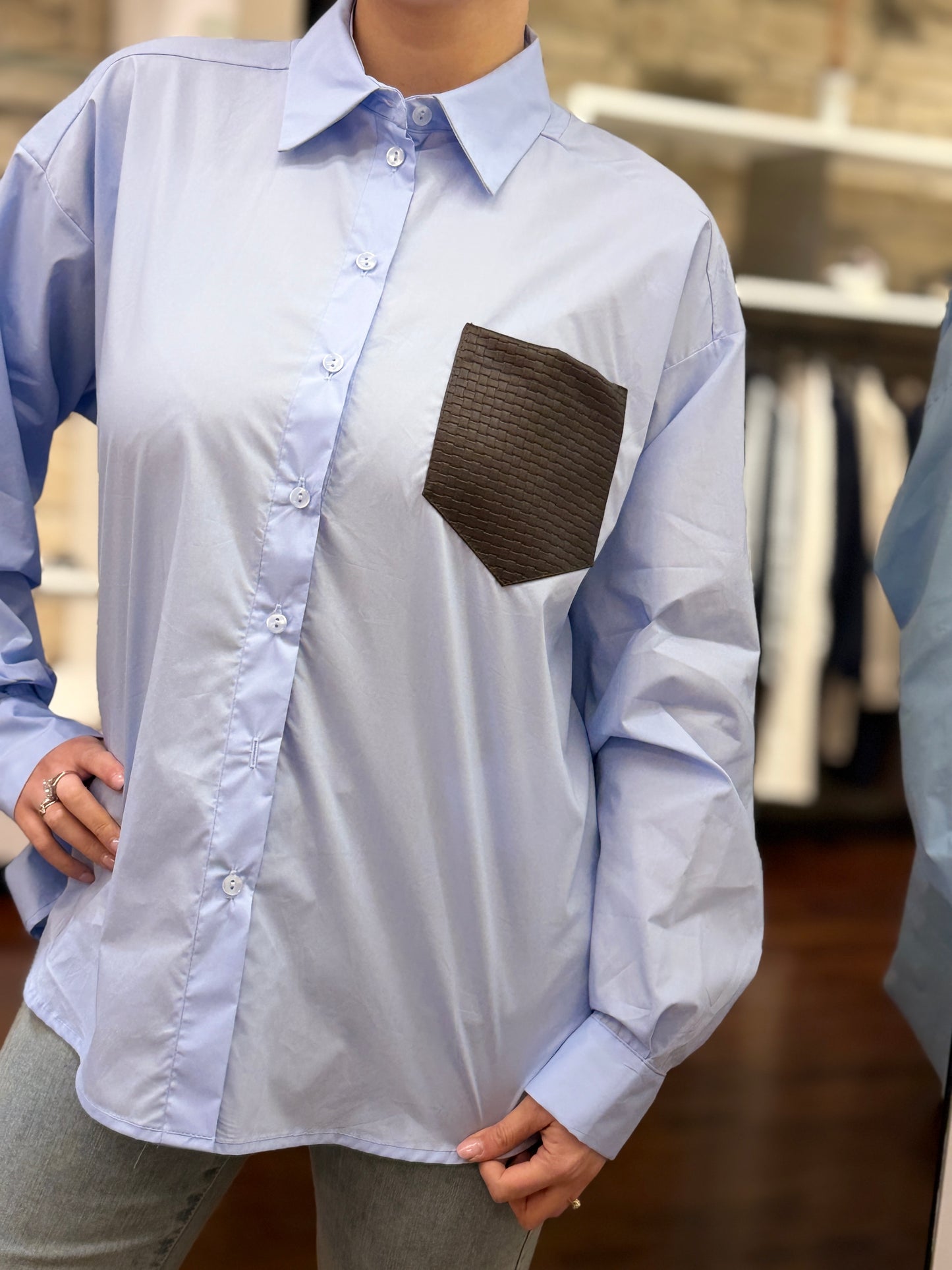 Tensione in camicia con tasca in ecopelle intrecciata CIELO/MORO