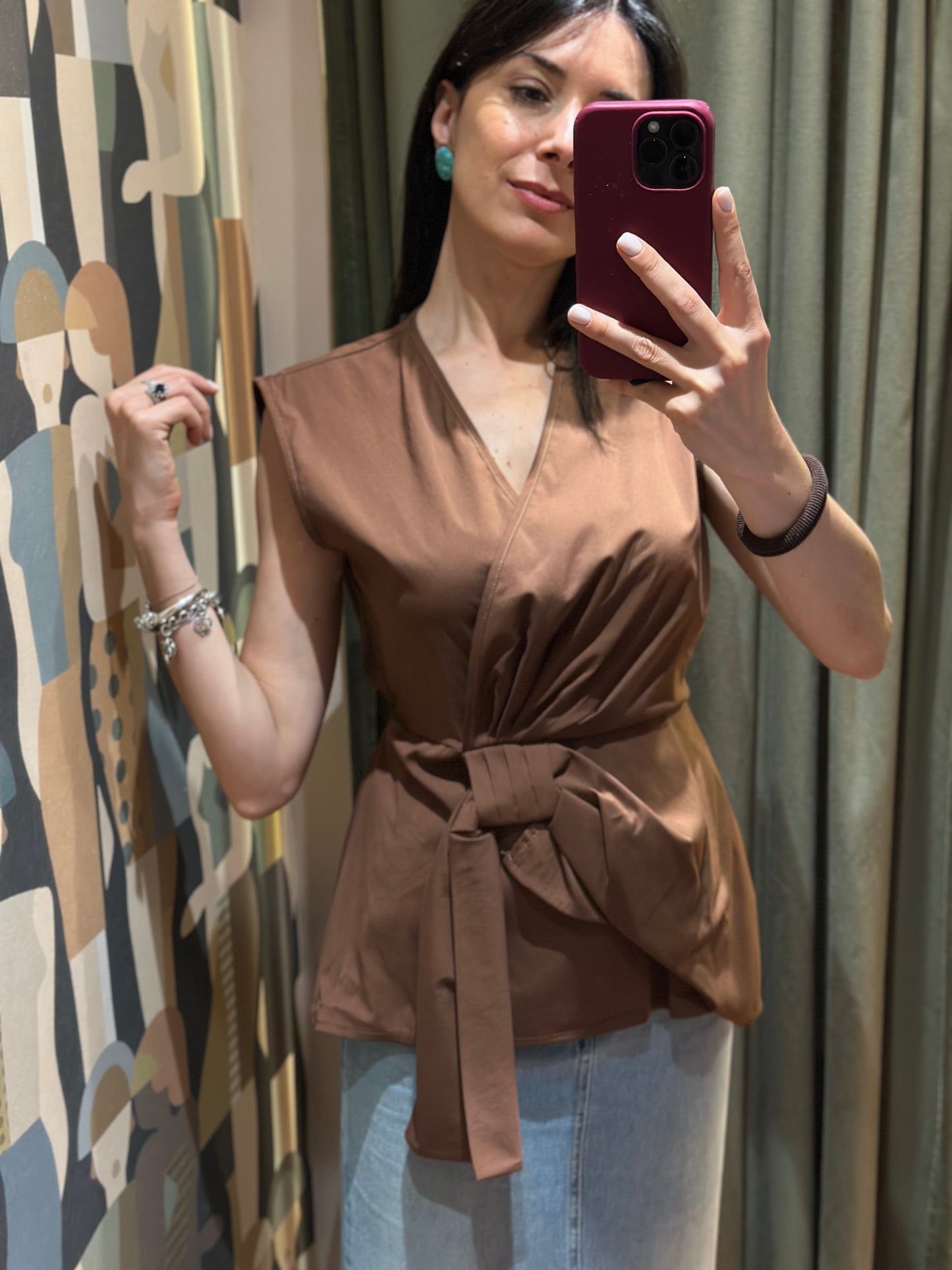 Top con nodo scollo a V (disponibile in più varianti colore)