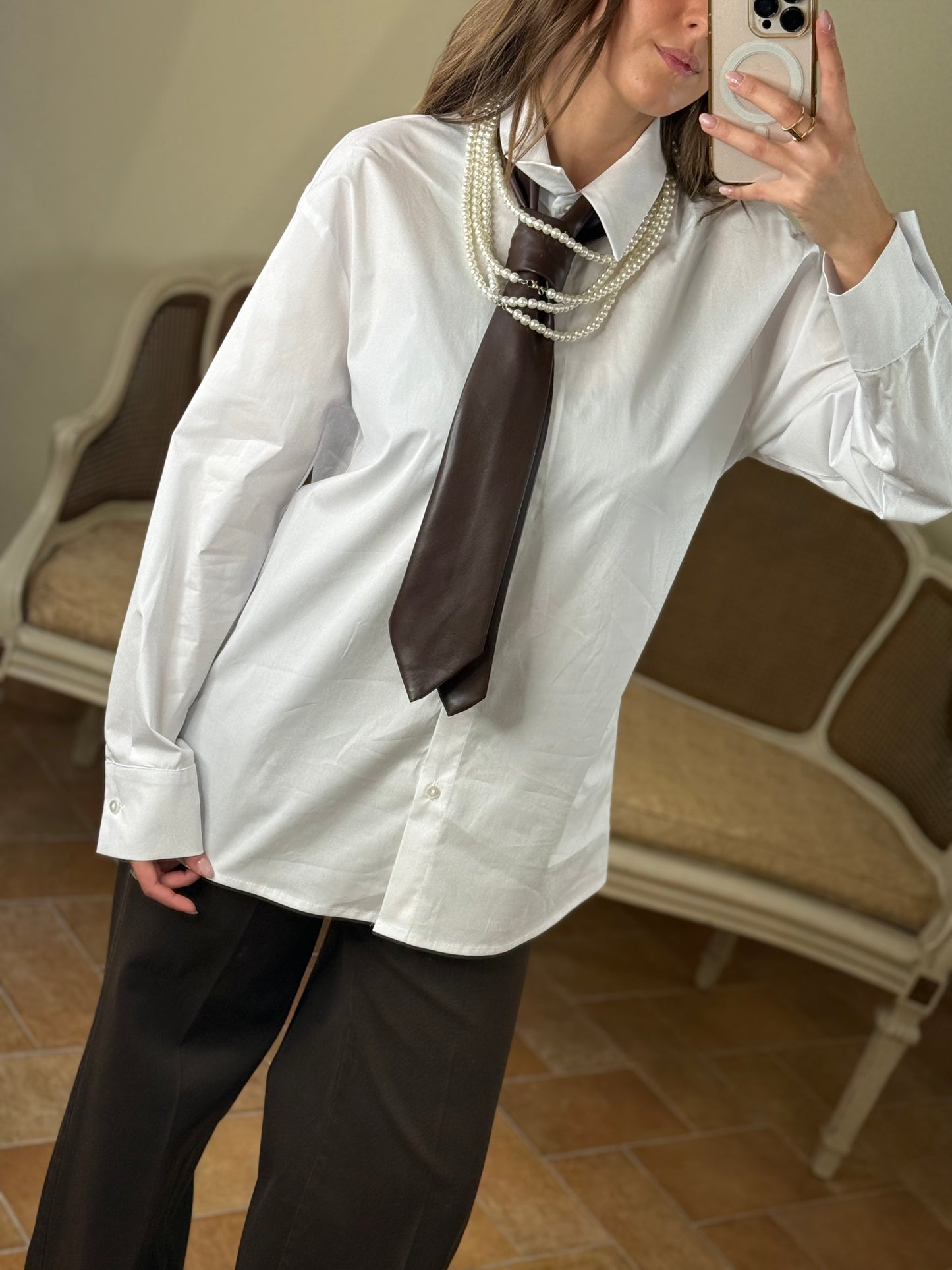 Tensione In Camicia con cravatta CIOCCOLATO e collana perle