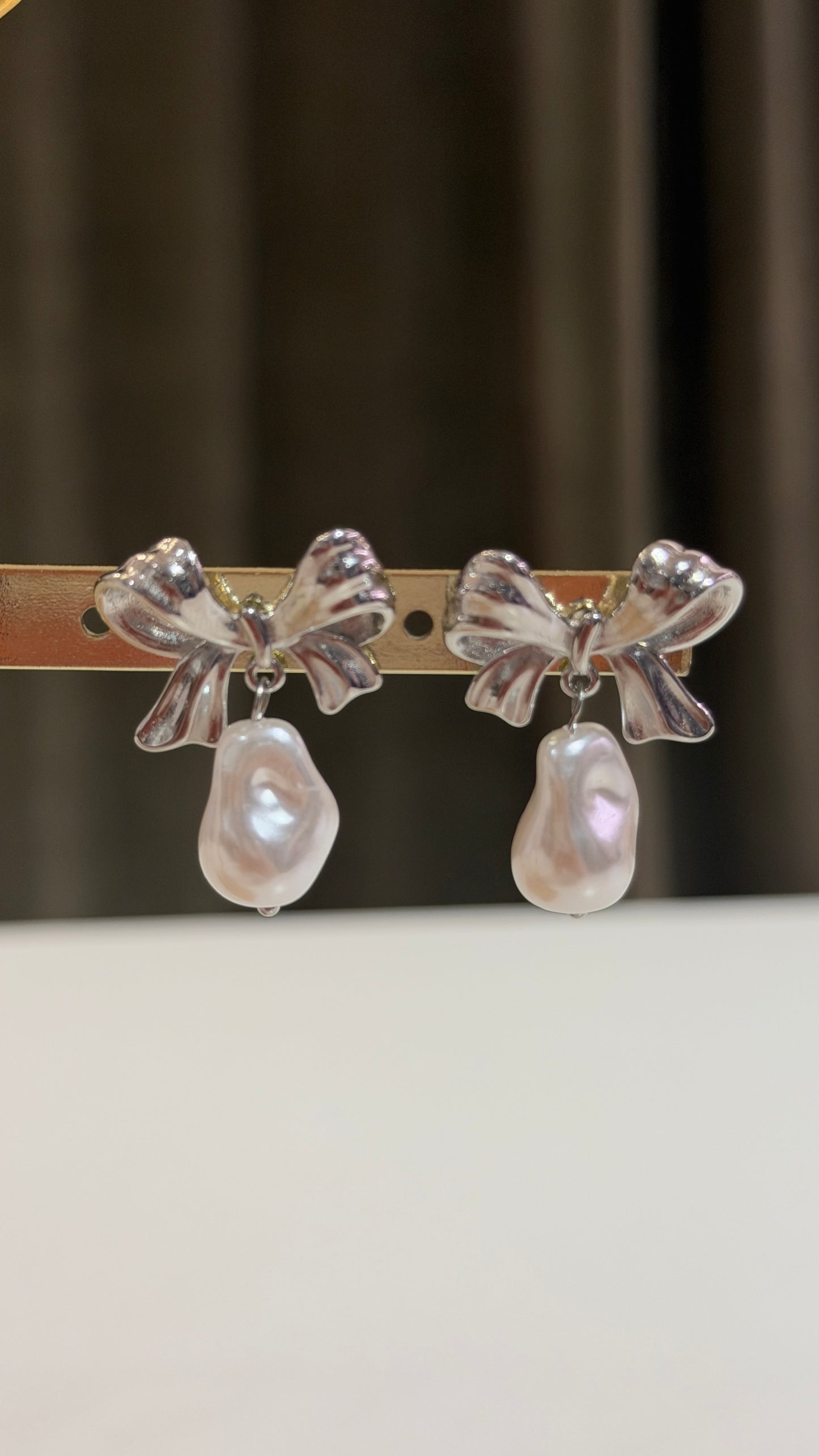 Orecchini fiocchi con perla pendente Argento