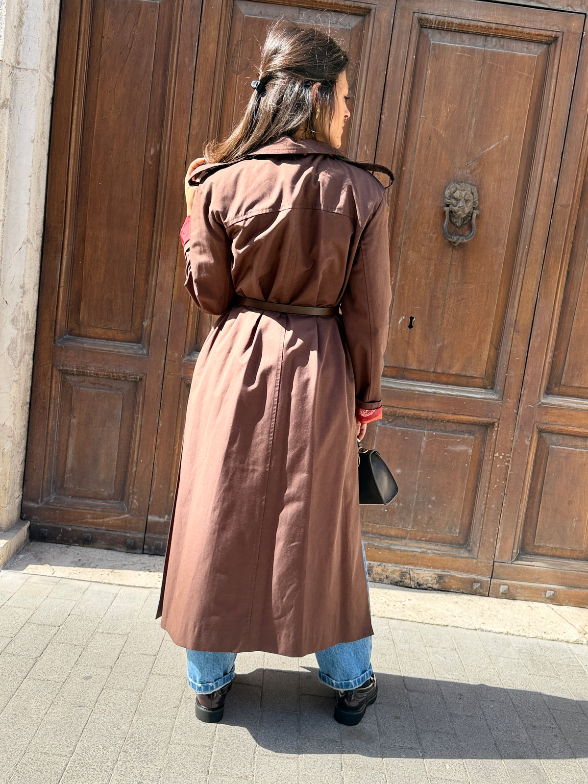 Tensione in Trench con foulard MORO