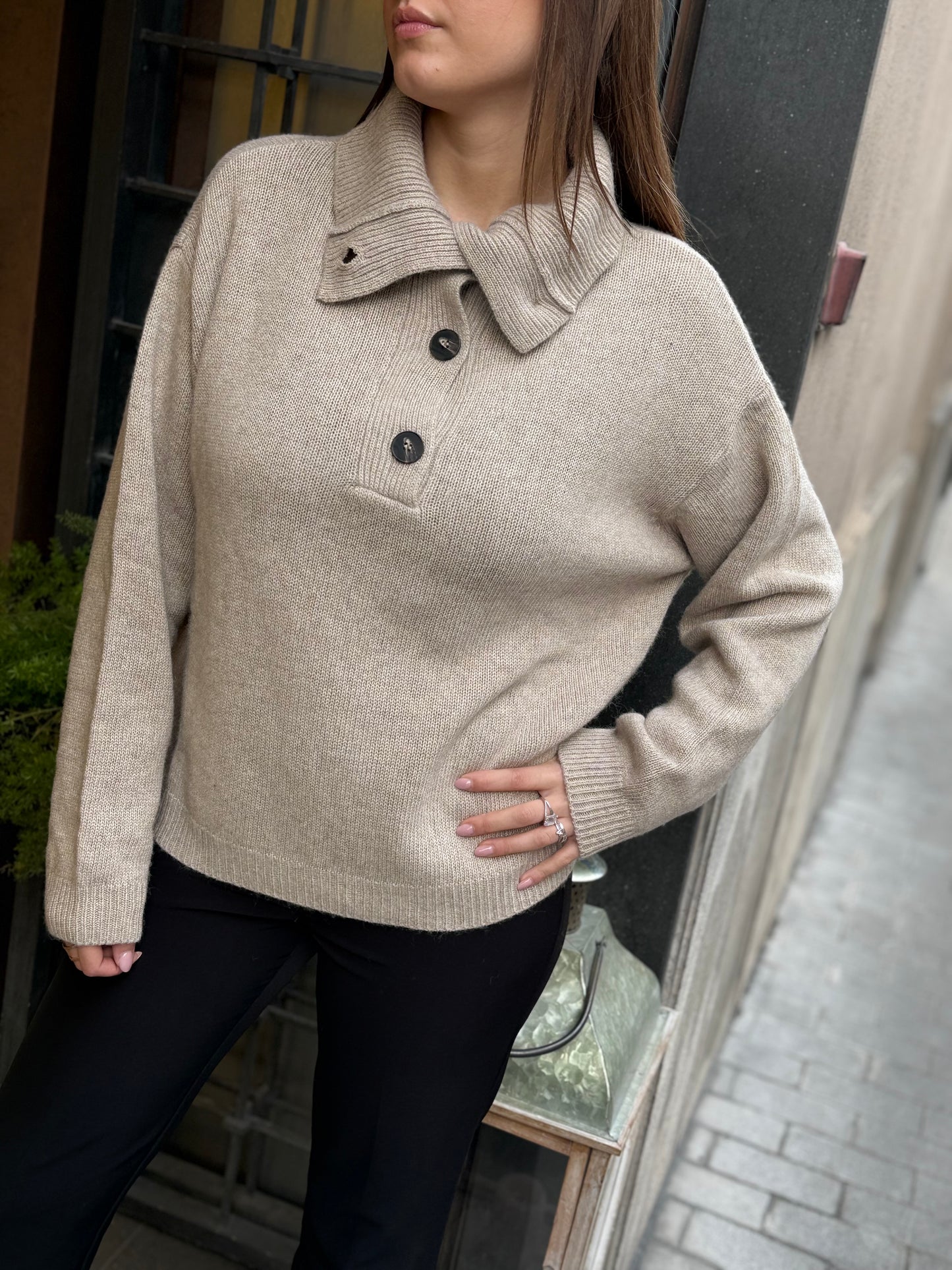 Tensione In maglione collo alto con maxi bottoni CACHA