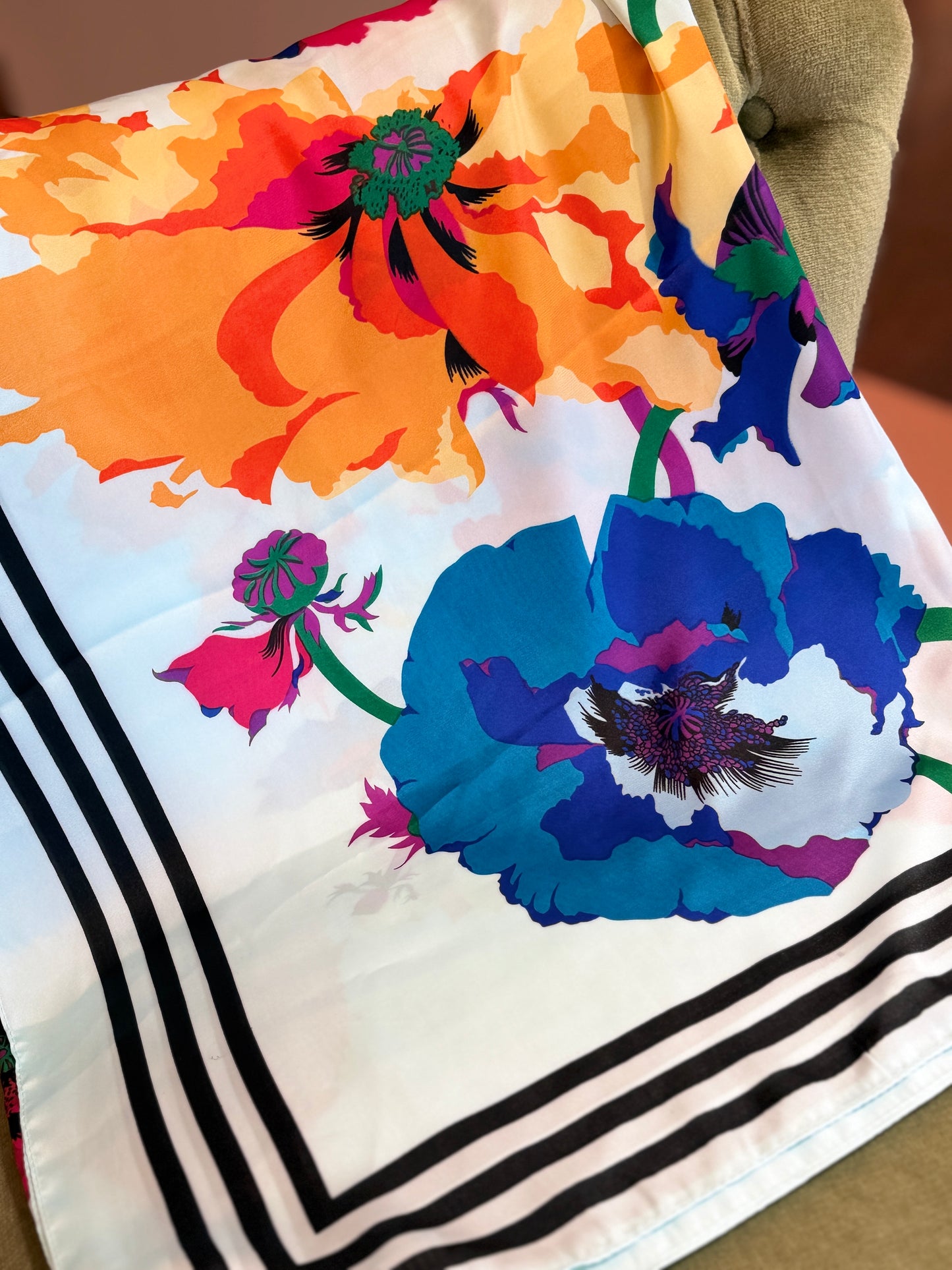 Stola con maxi fiori base CELESTE