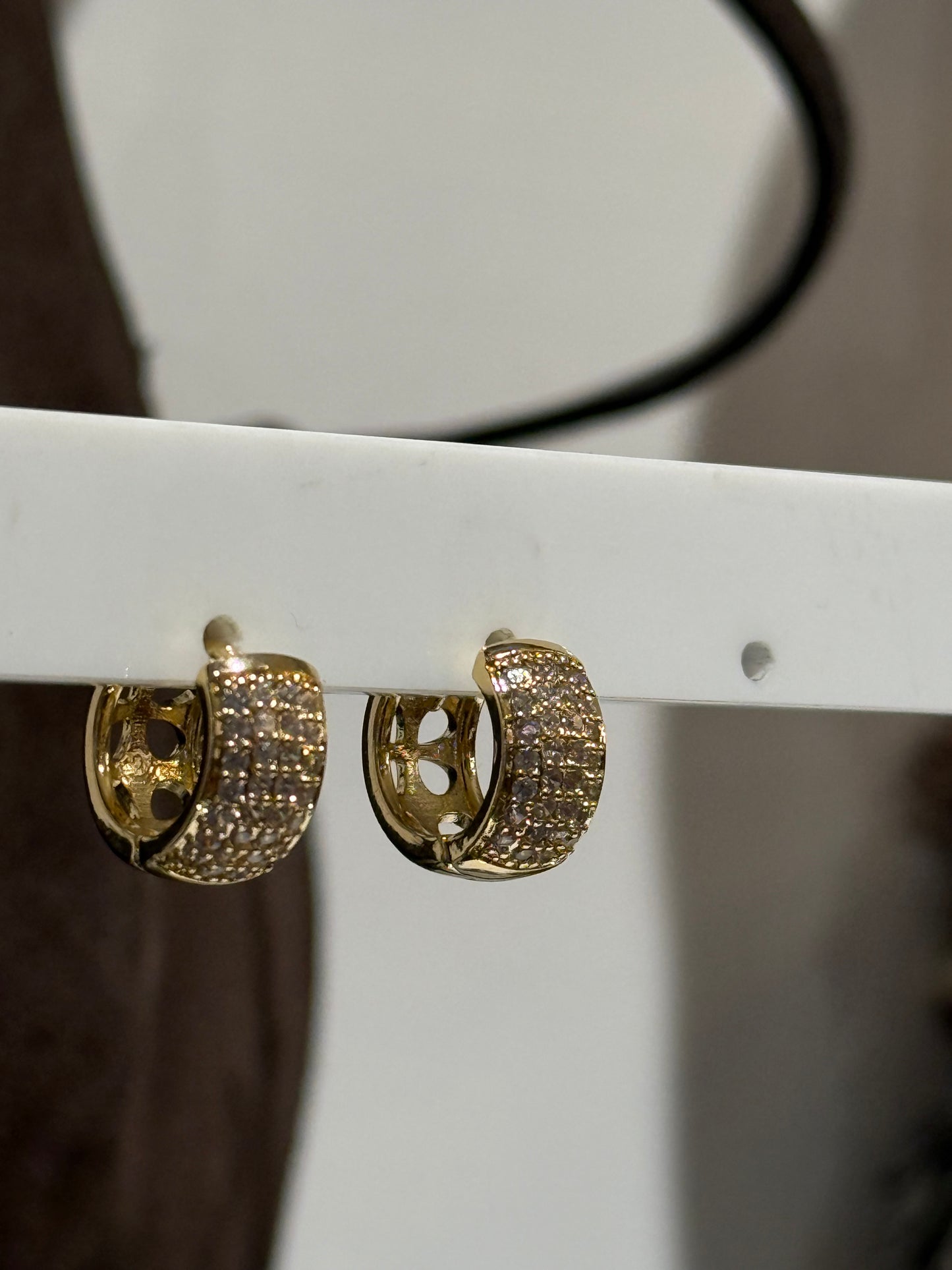 Orecchini piccoli cerchio con dettaglio strass ORO