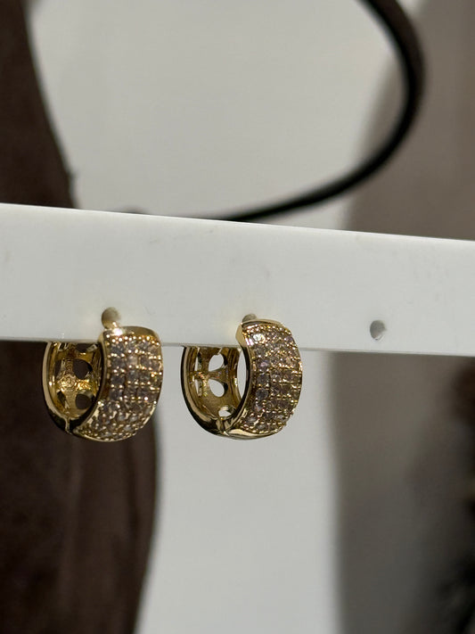 Orecchini piccoli cerchio con dettaglio strass ORO