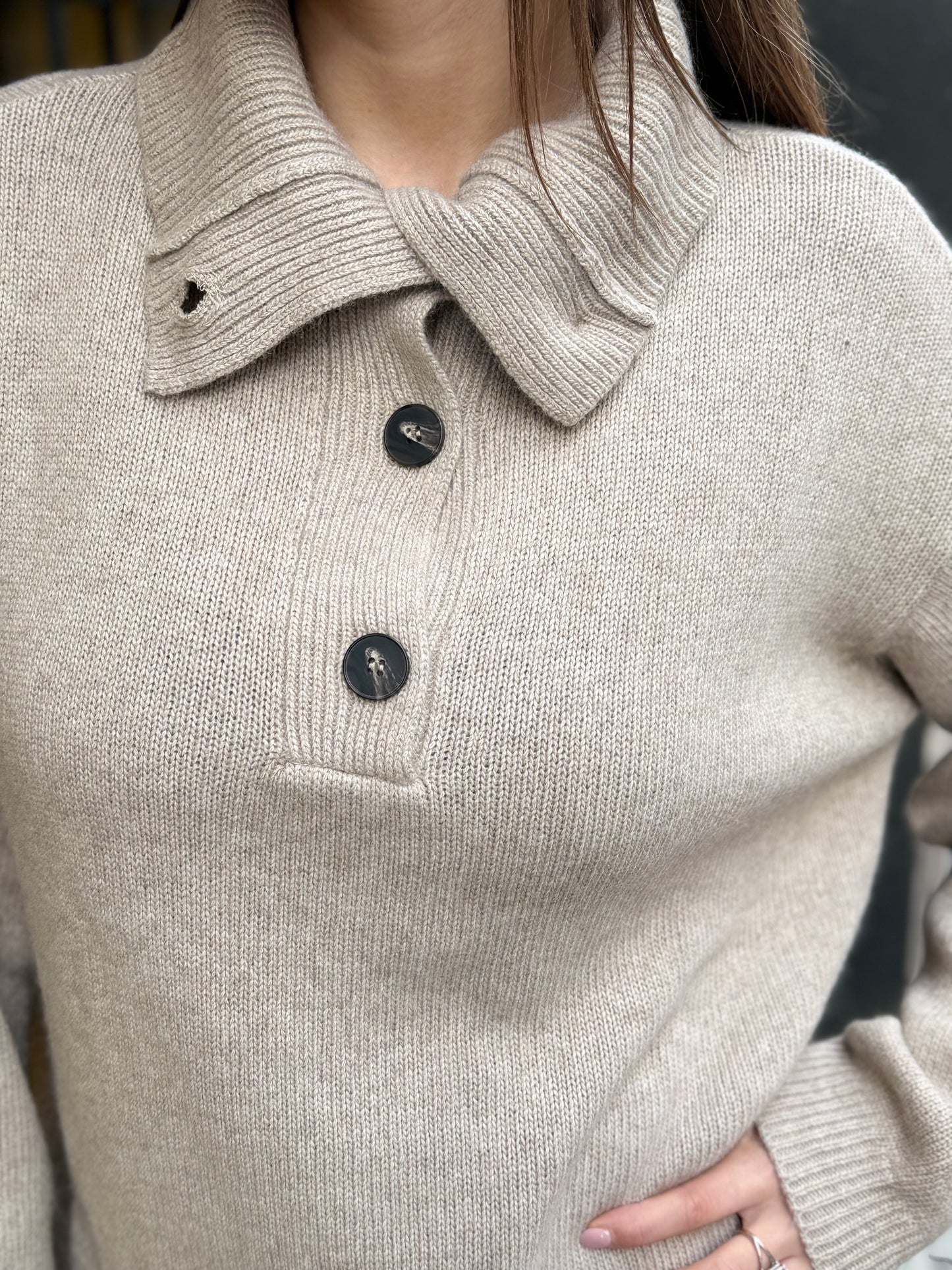 Tensione In maglione collo alto con maxi bottoni CACHA