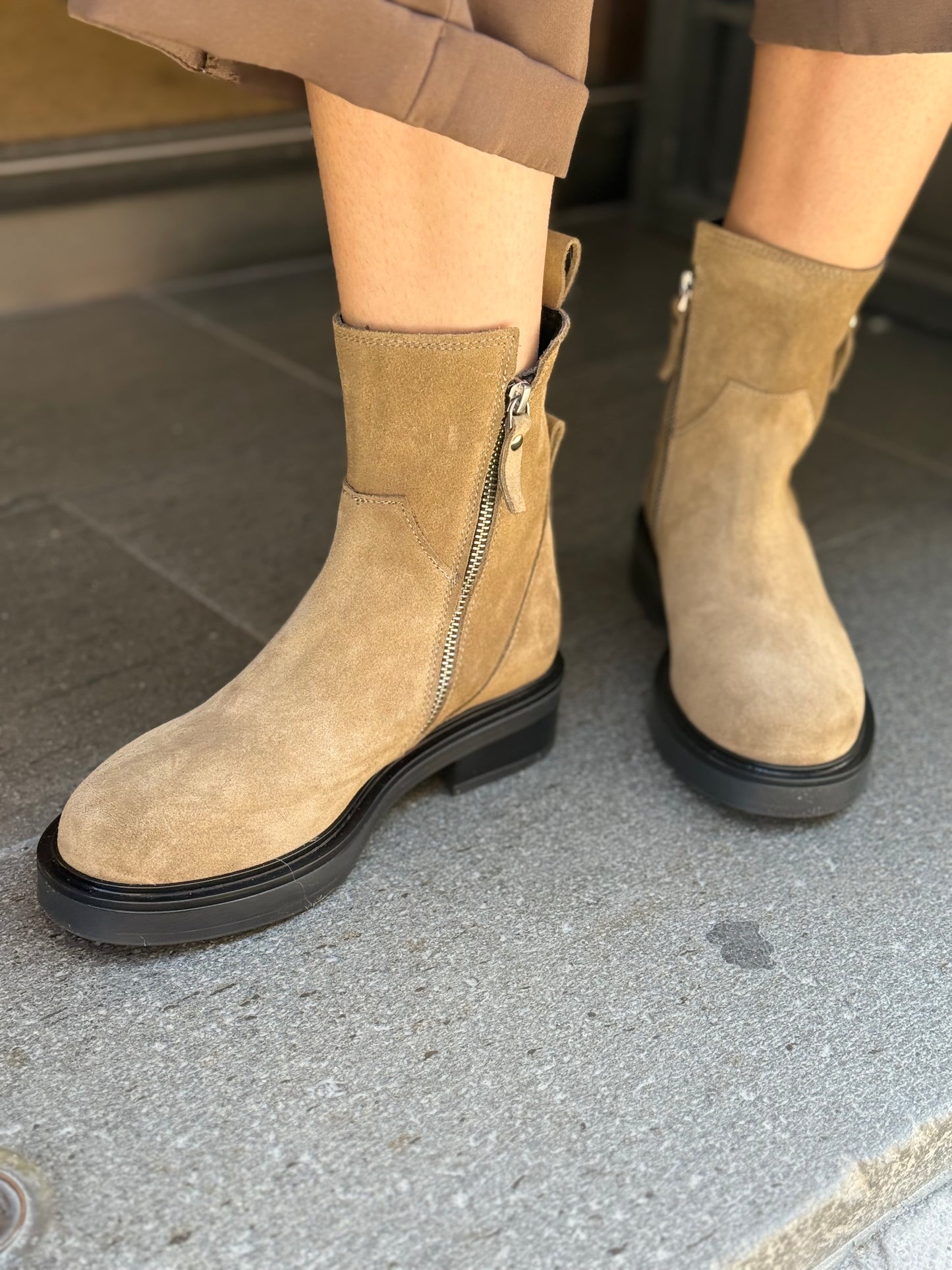 Stivaletto scamosciato doppia zip TAUPEpa