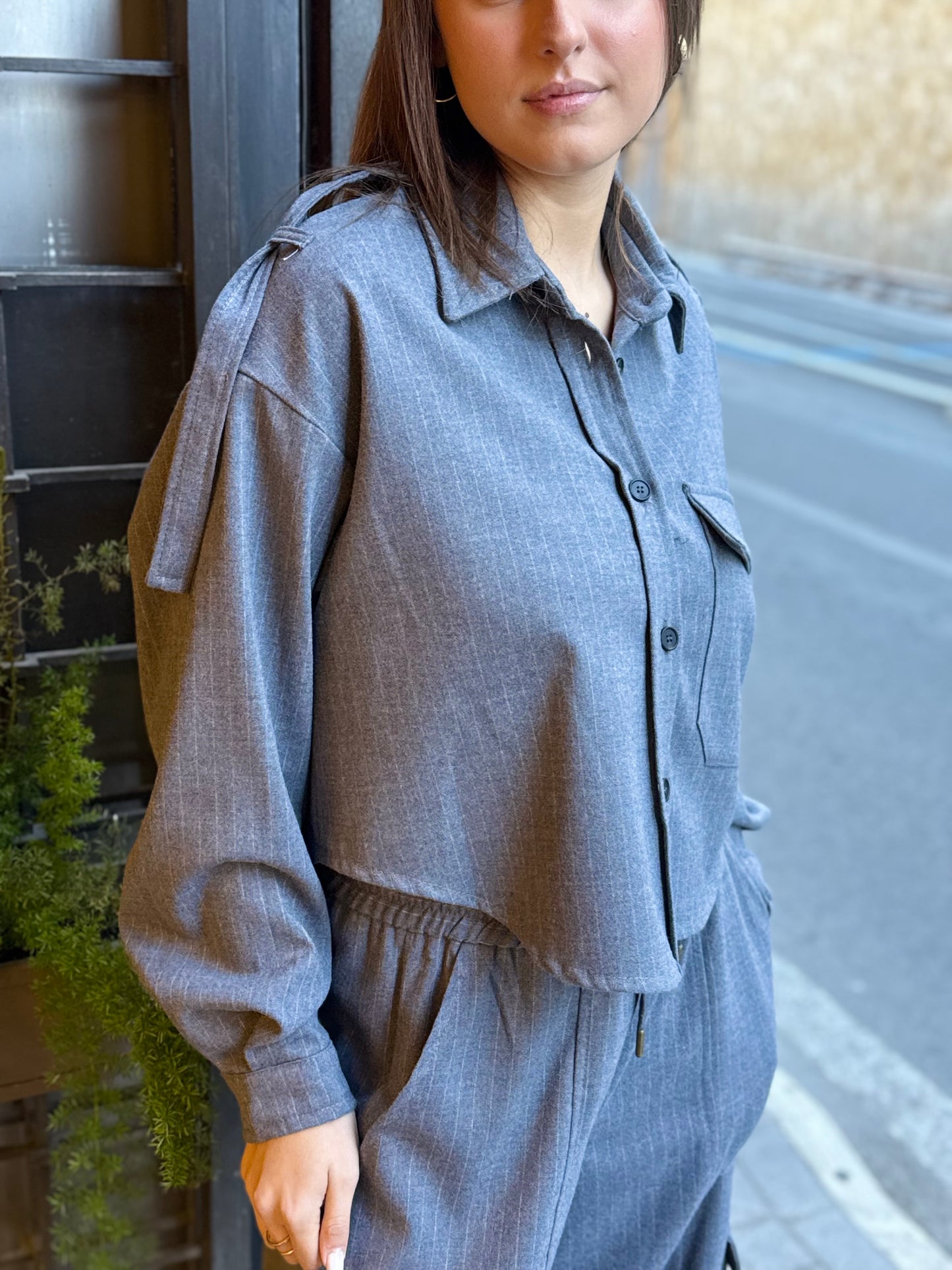 Tensione In Camicia cropped gessata GRIGIO