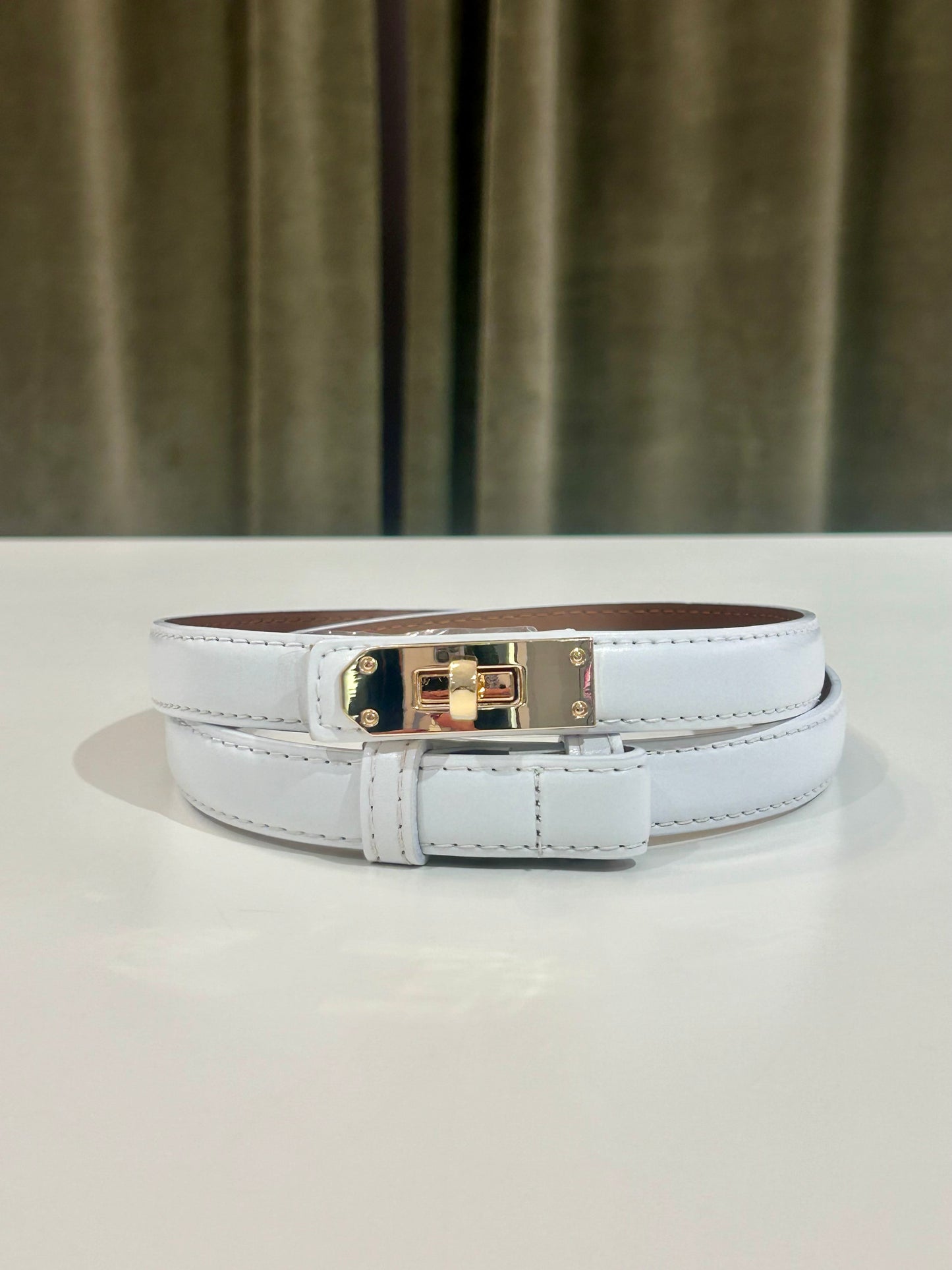 Cintura in pelle liscia con lucchetto BIANCO