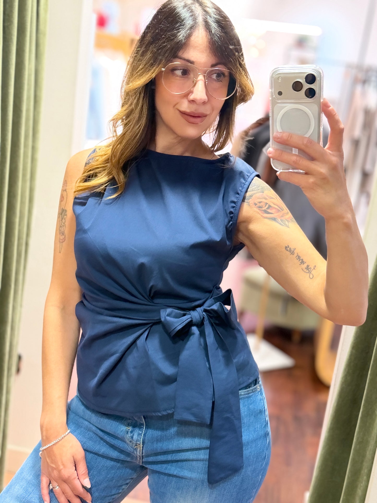 Top con fiocco laterale (disponibile in più colori)