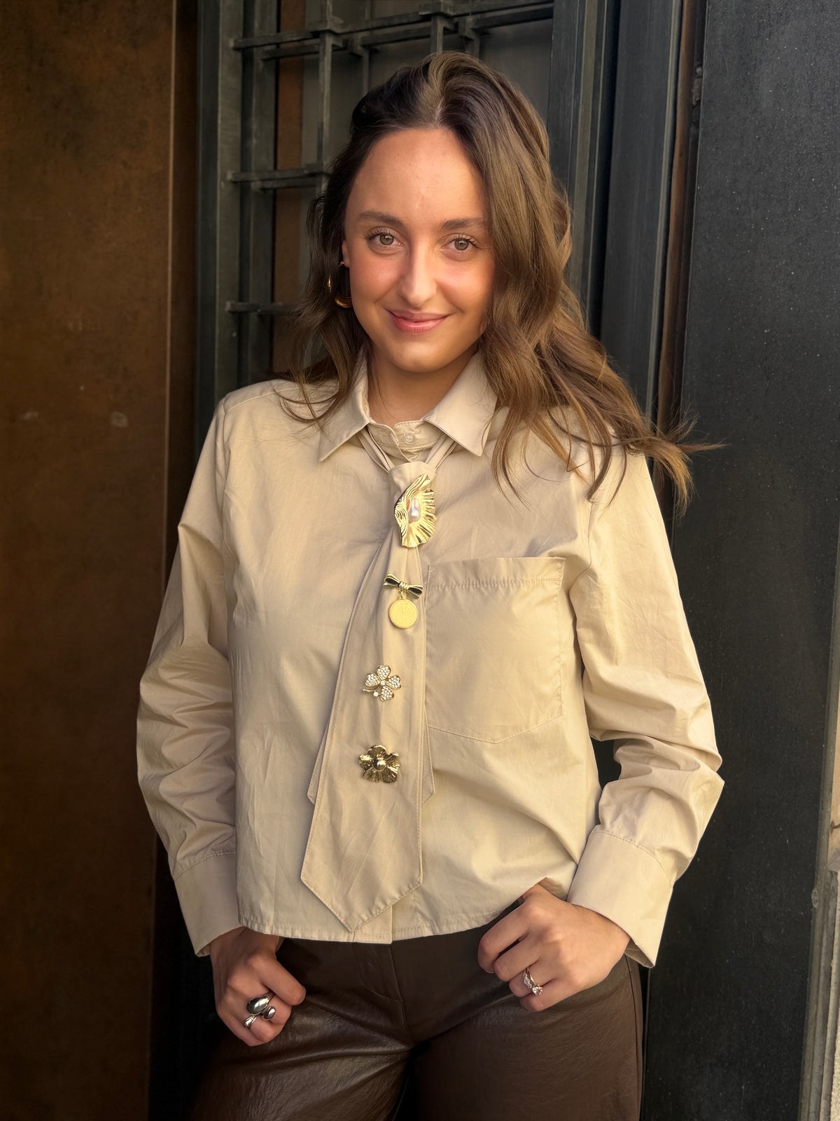 Haveone Camicia cravatta e spille