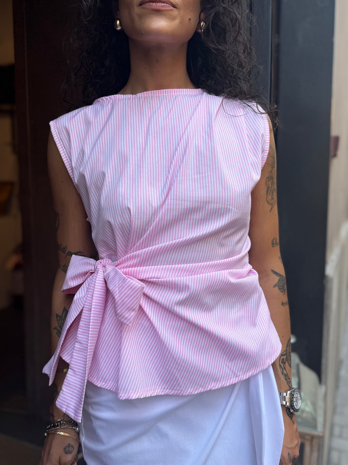 Top fiocco laterale microriga rosa/bianco
