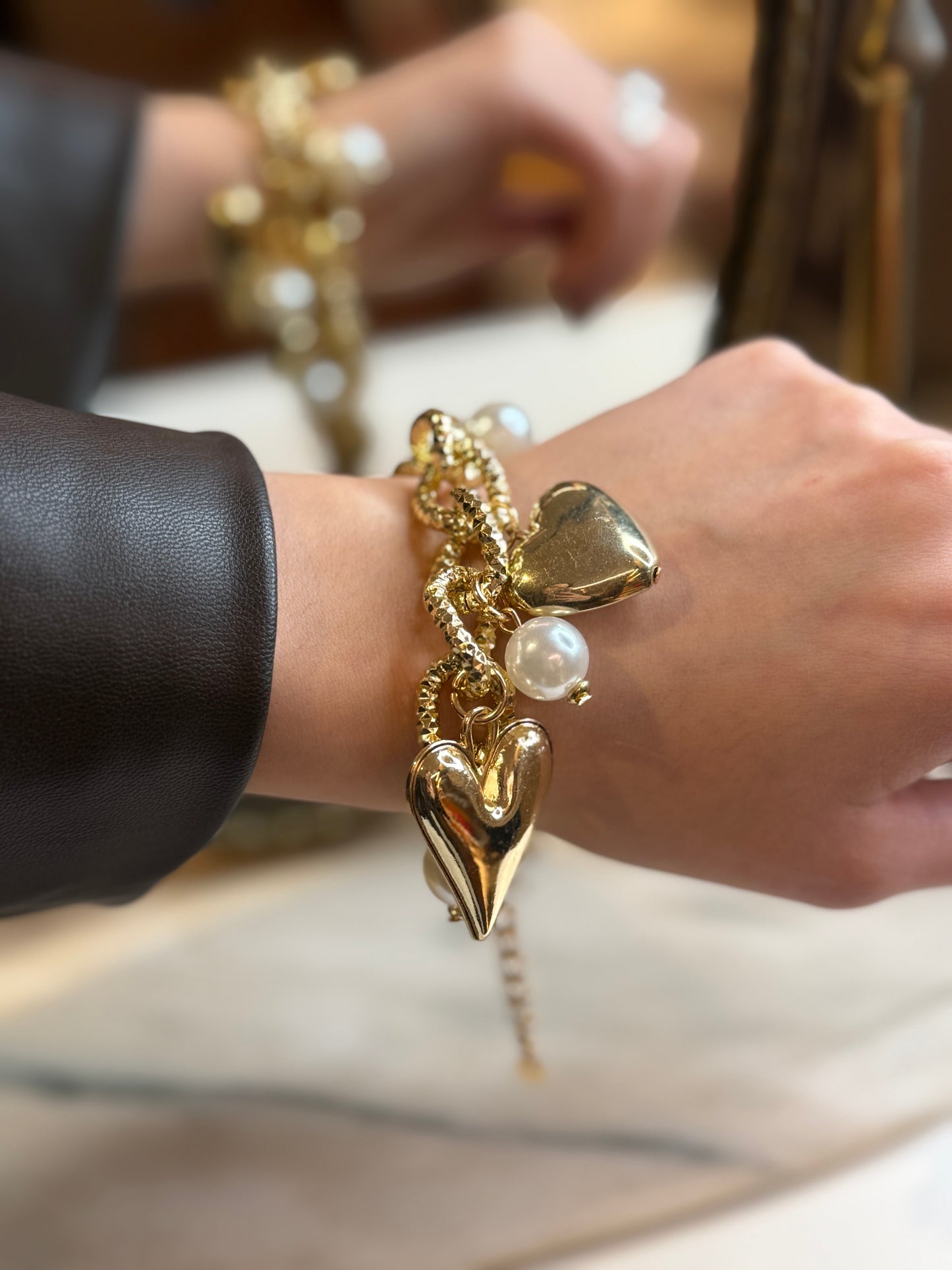 Bracciale zigrinato ORO con ciondoli e perle