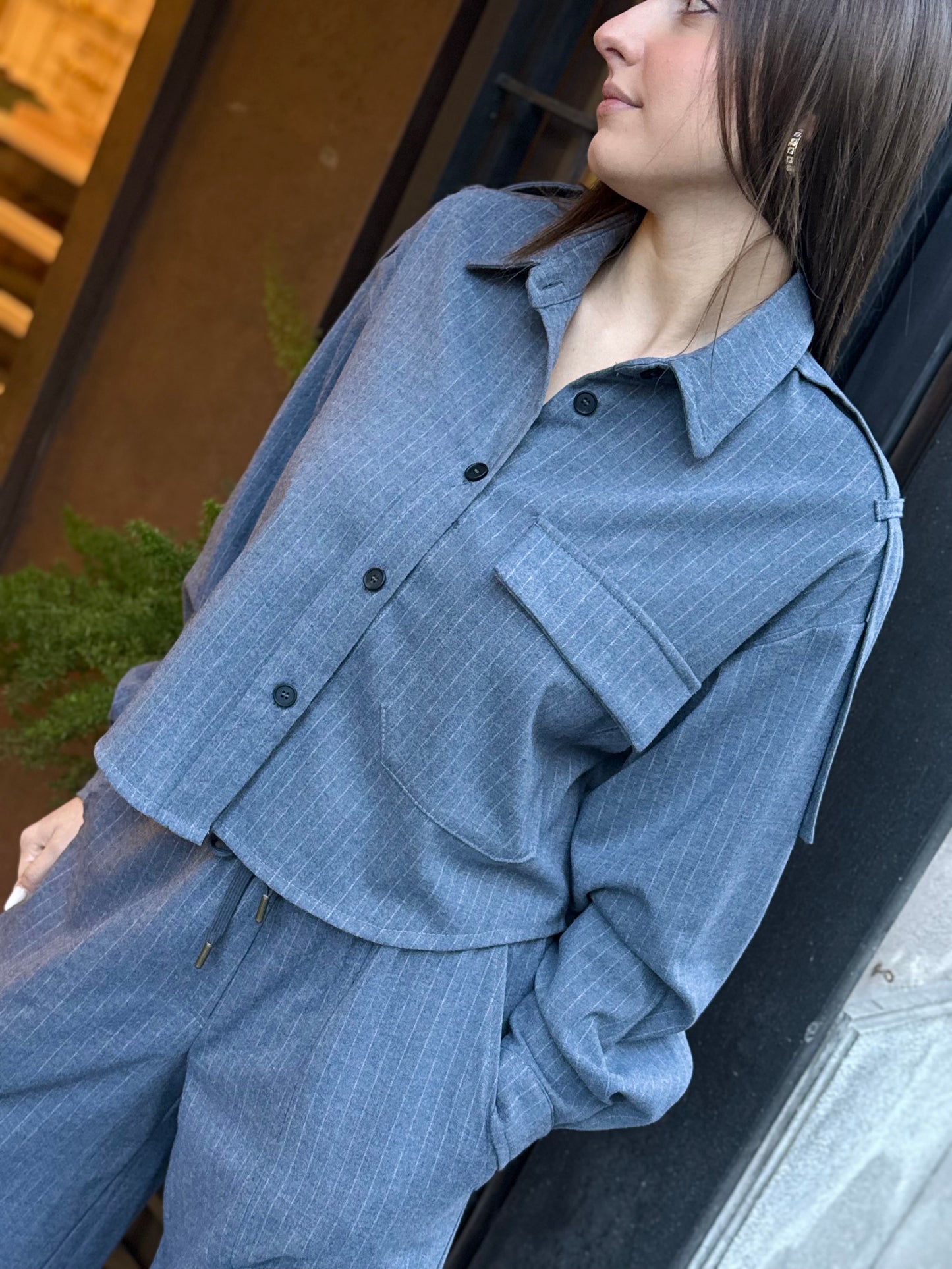 Tensione In Camicia cropped gessata GRIGIO