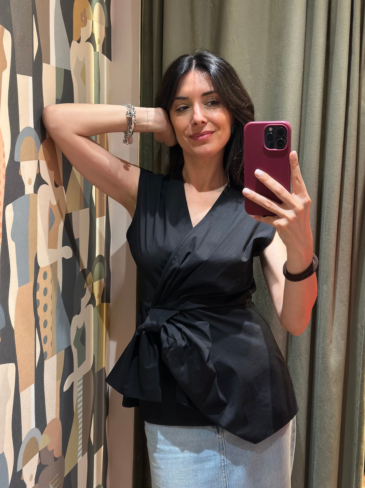 Top con nodo scollo a V (disponibile in più varianti colore)
