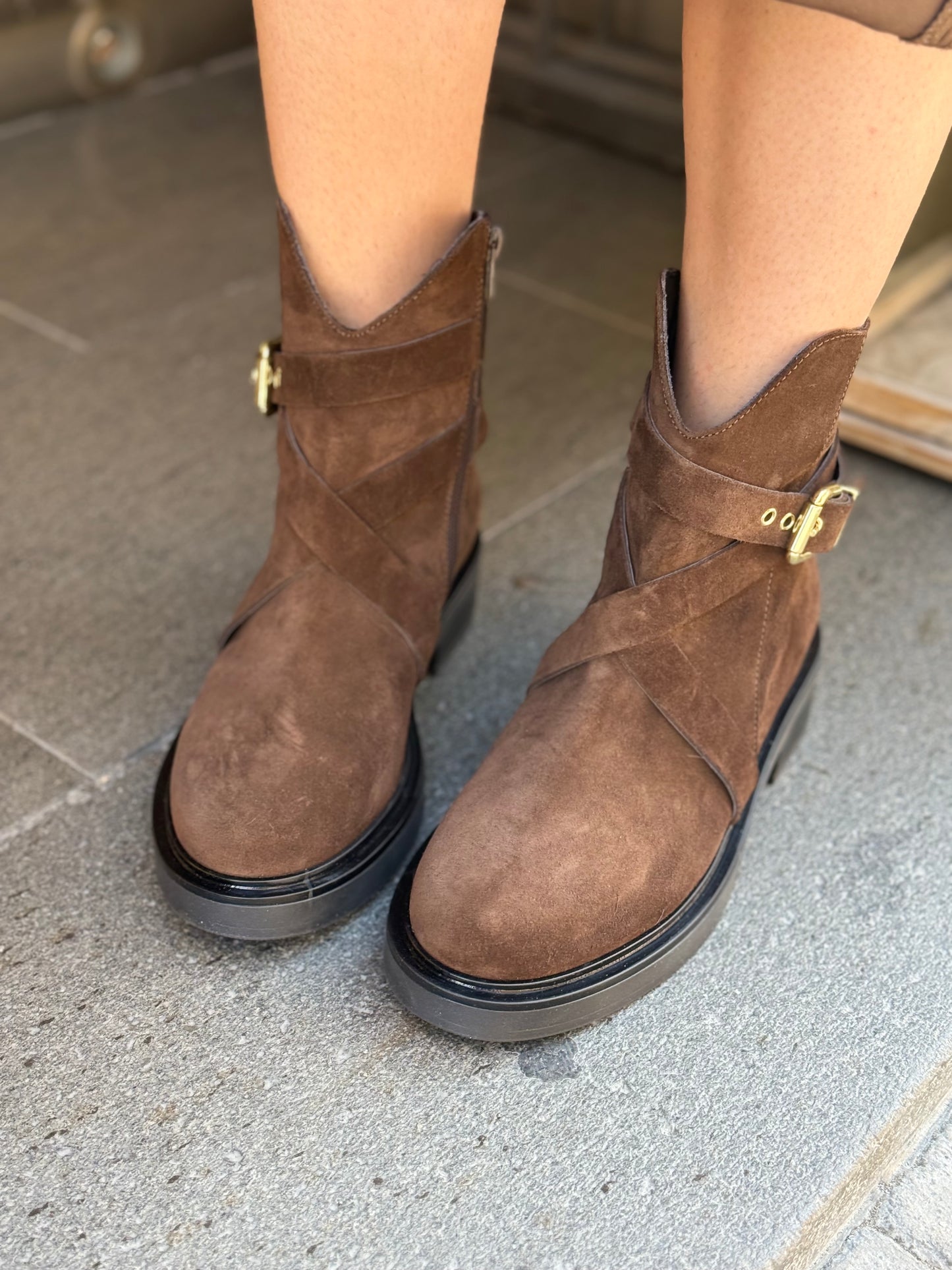 Stivaletto in camoscio con cinturino e fibbia MORO