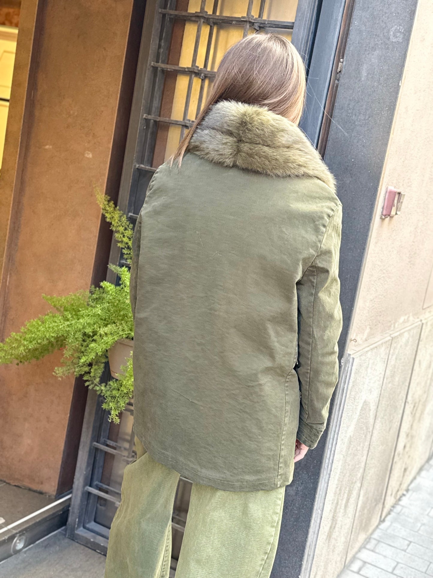 Tensione in giacca over interno trapuntato collo eco-pelliccia MILITARE