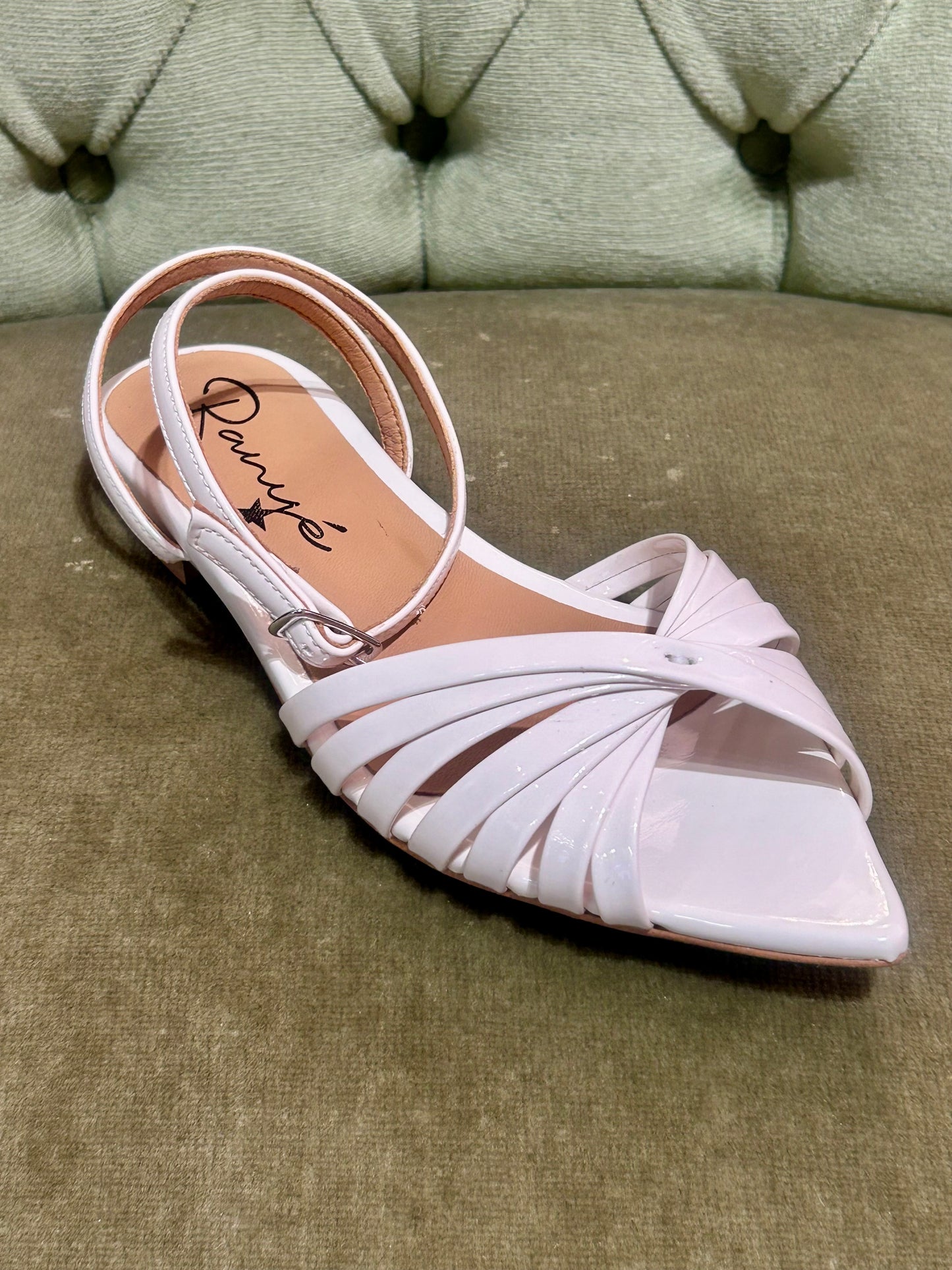 Ranyé sandalo flat a punta in vernice BURRO