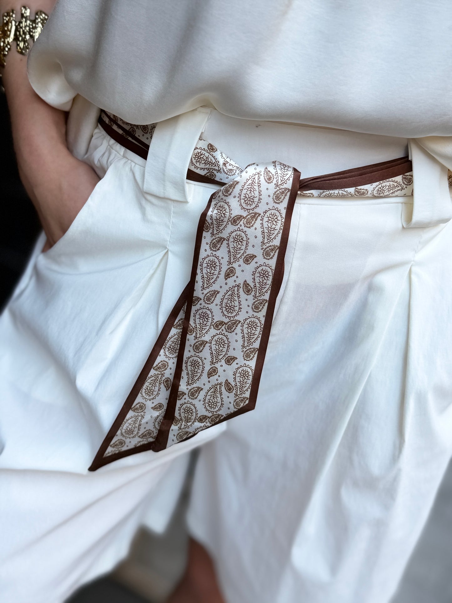 Bermuda con Foulard Bianco e Fango
