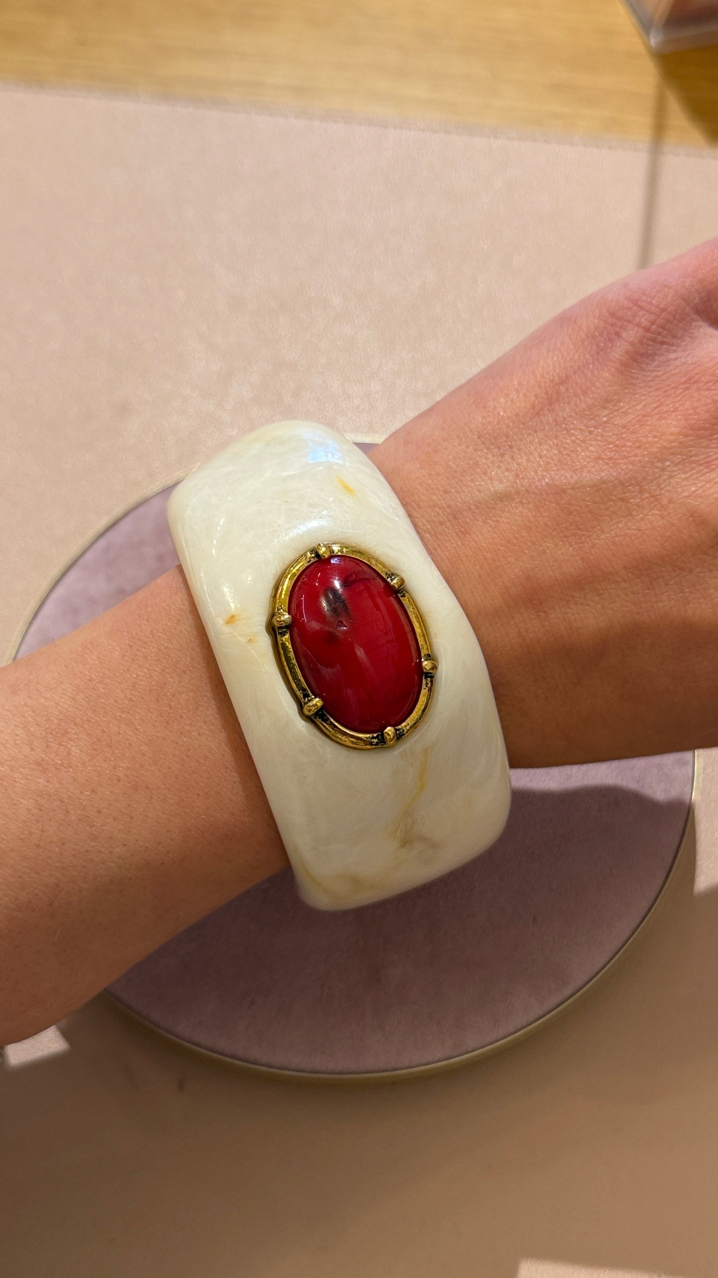 Bracciale rigido avorio con pietra Rossa