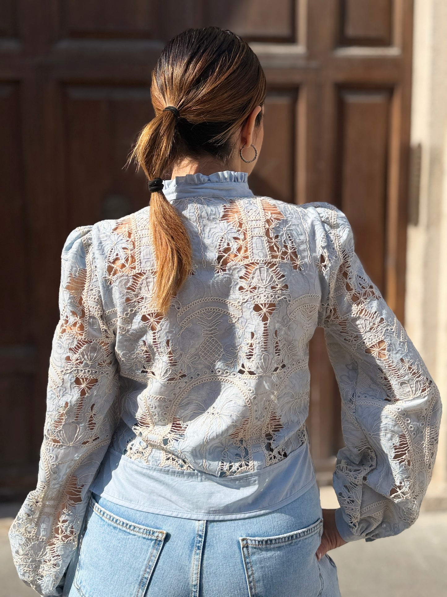 Tensione in Camicia con alamari in pizzo macramè celeste