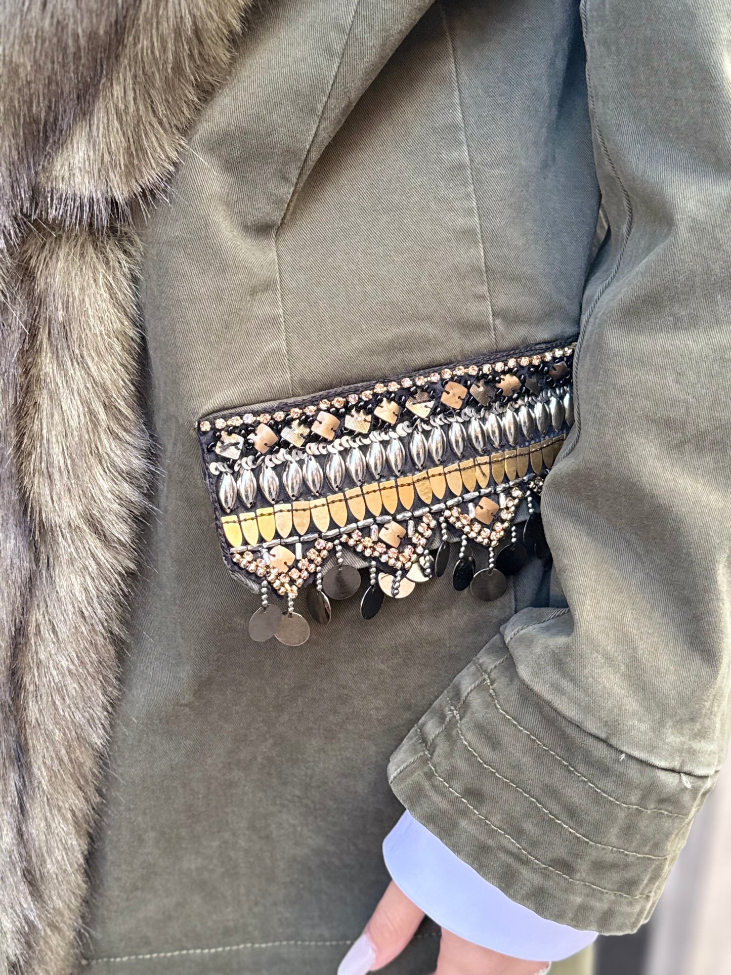 Tensione in giacca over interno trapuntato collo eco-pelliccia MILITARE