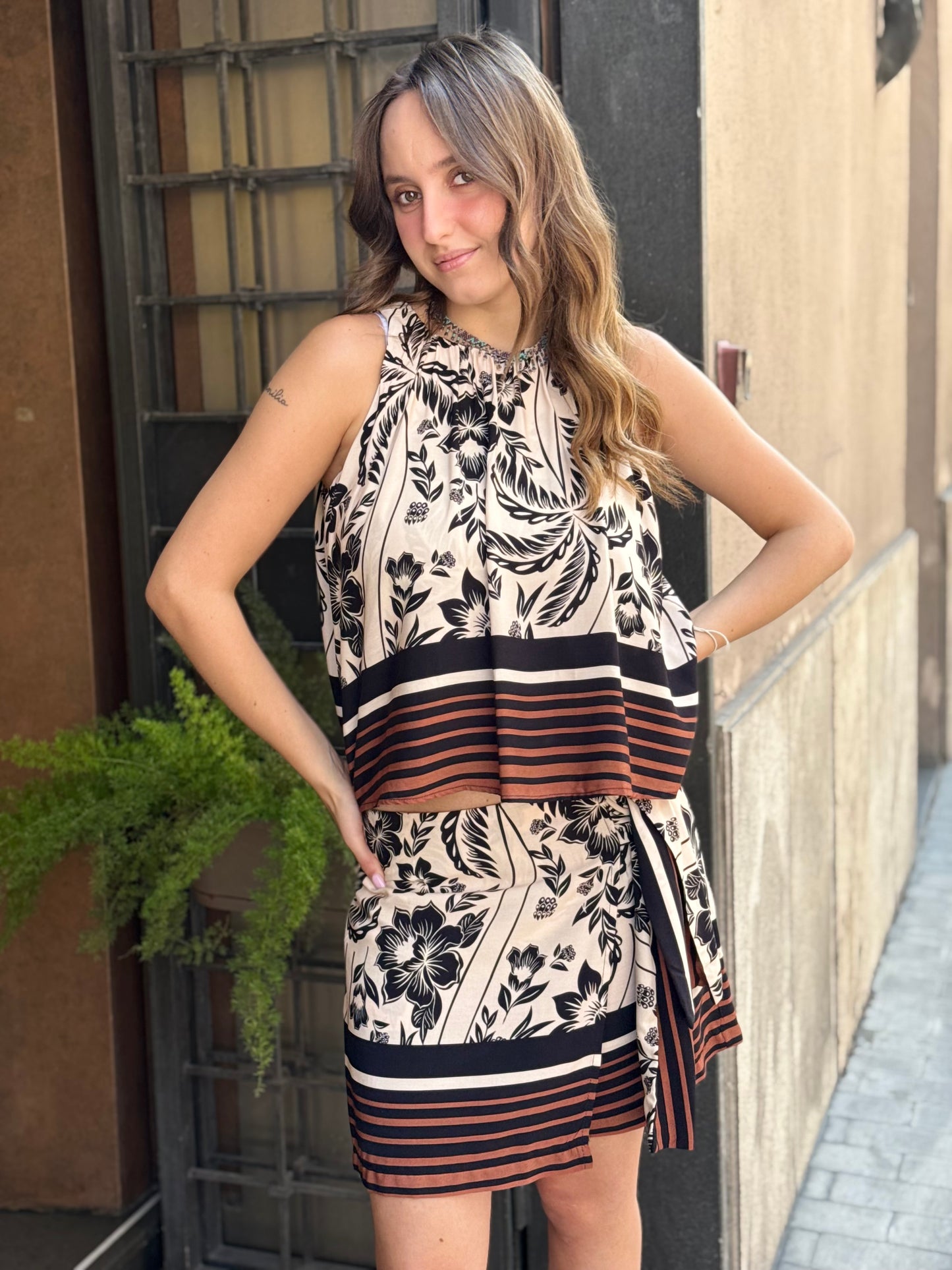 Tensione in Top vogatore fantasia floreale - BURRO/NERO/CUOIO