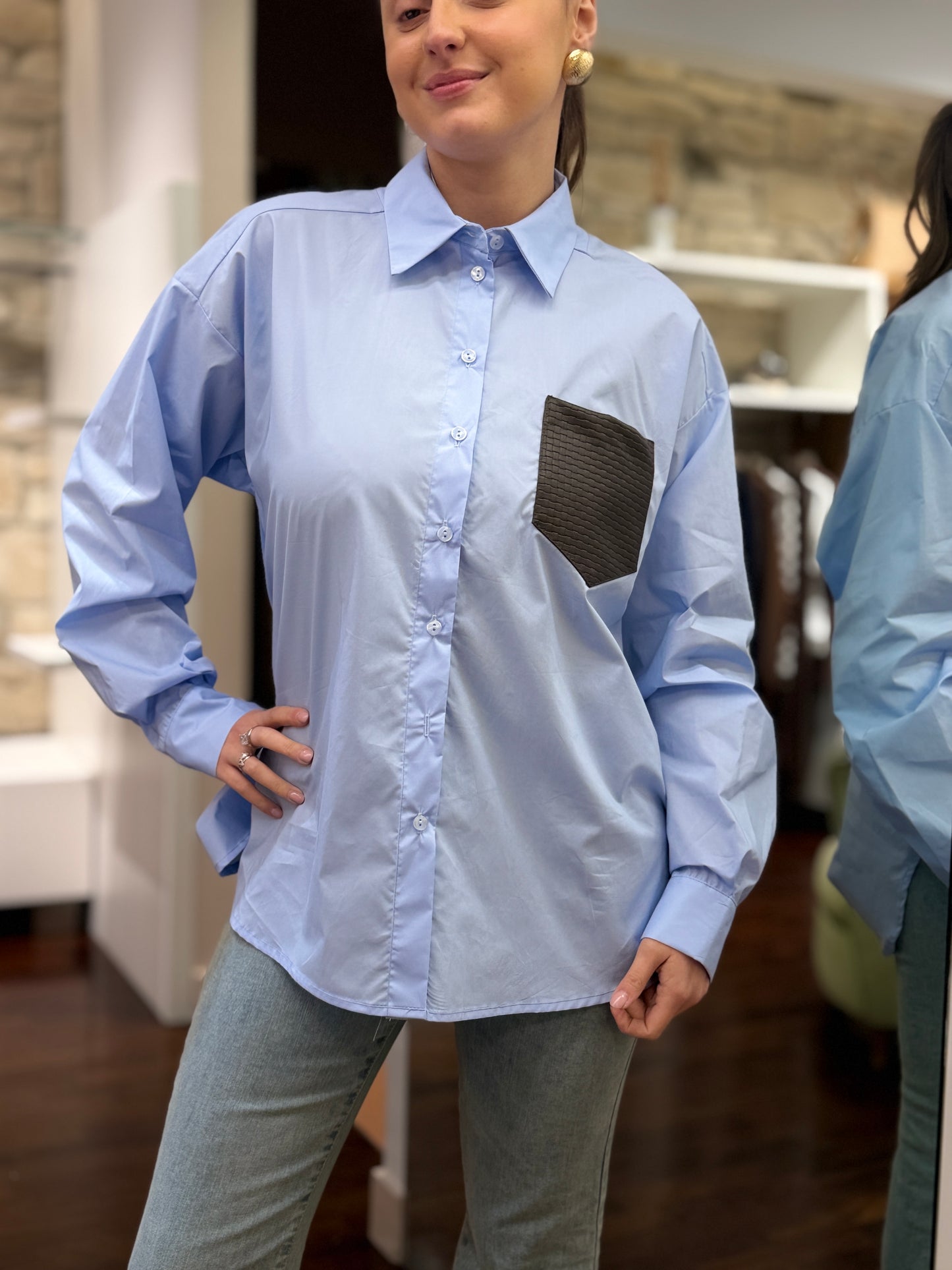 Tensione in camicia con tasca in ecopelle intrecciata CIELO/MORO