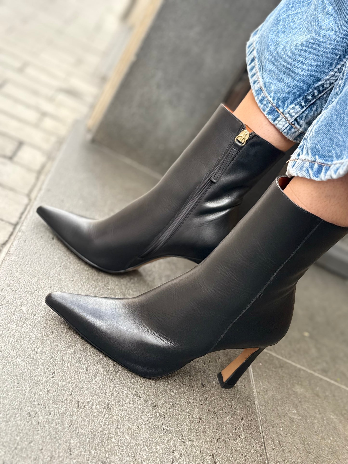 Angel Alarcon LAMIA Stivaletto in pelle con zip laterale NERO