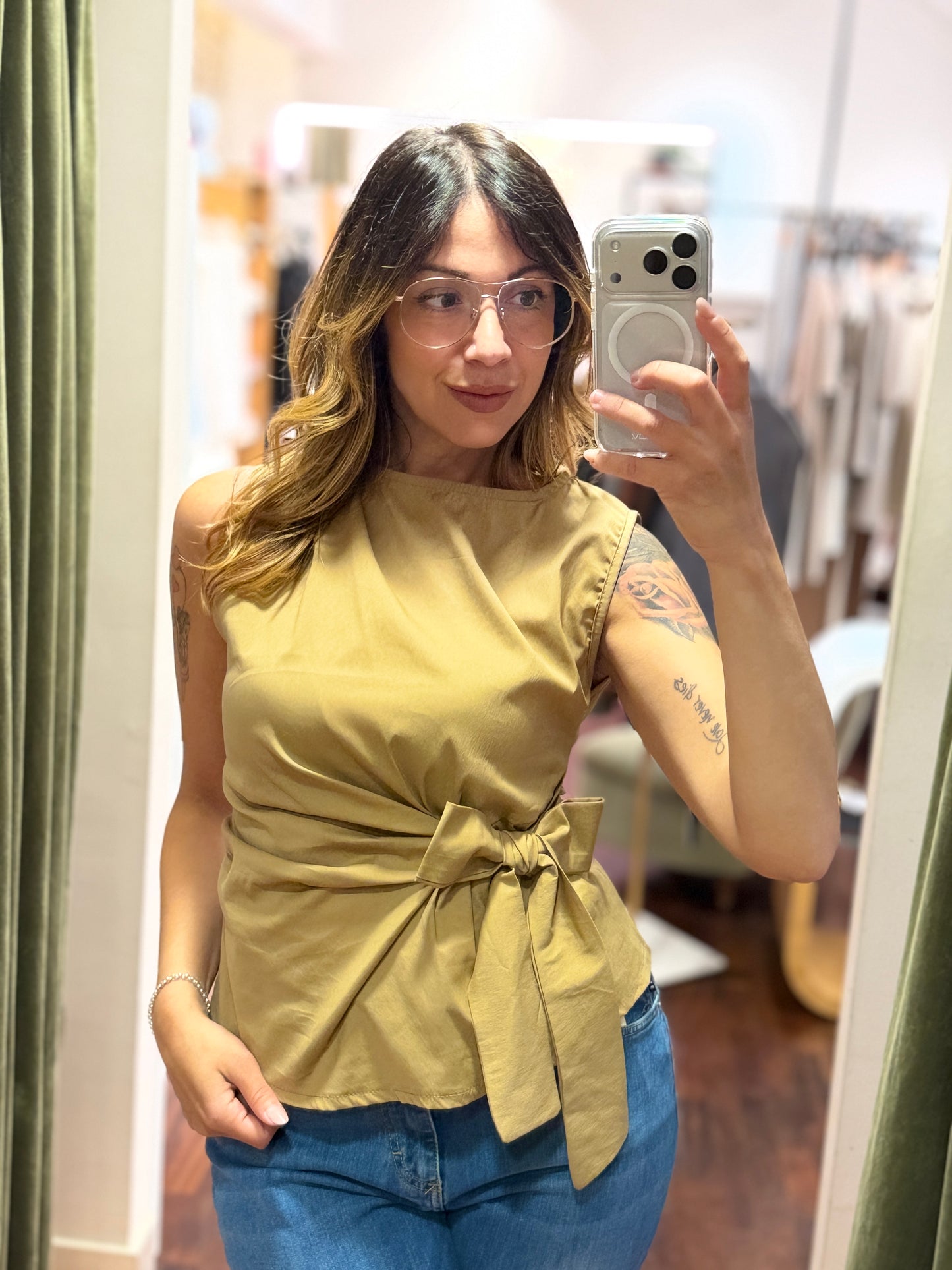 Top con fiocco laterale (disponibile in più colori)
