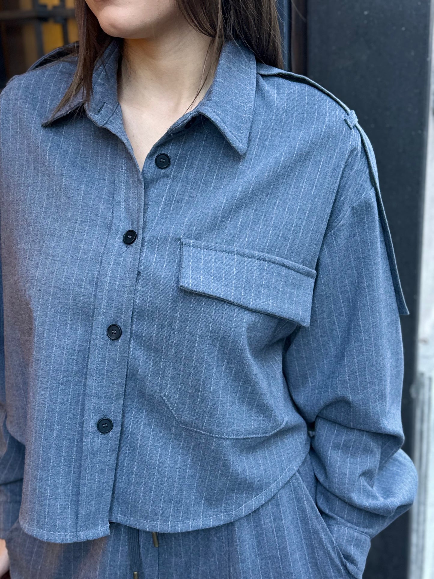 Tensione In Camicia cropped gessata GRIGIO