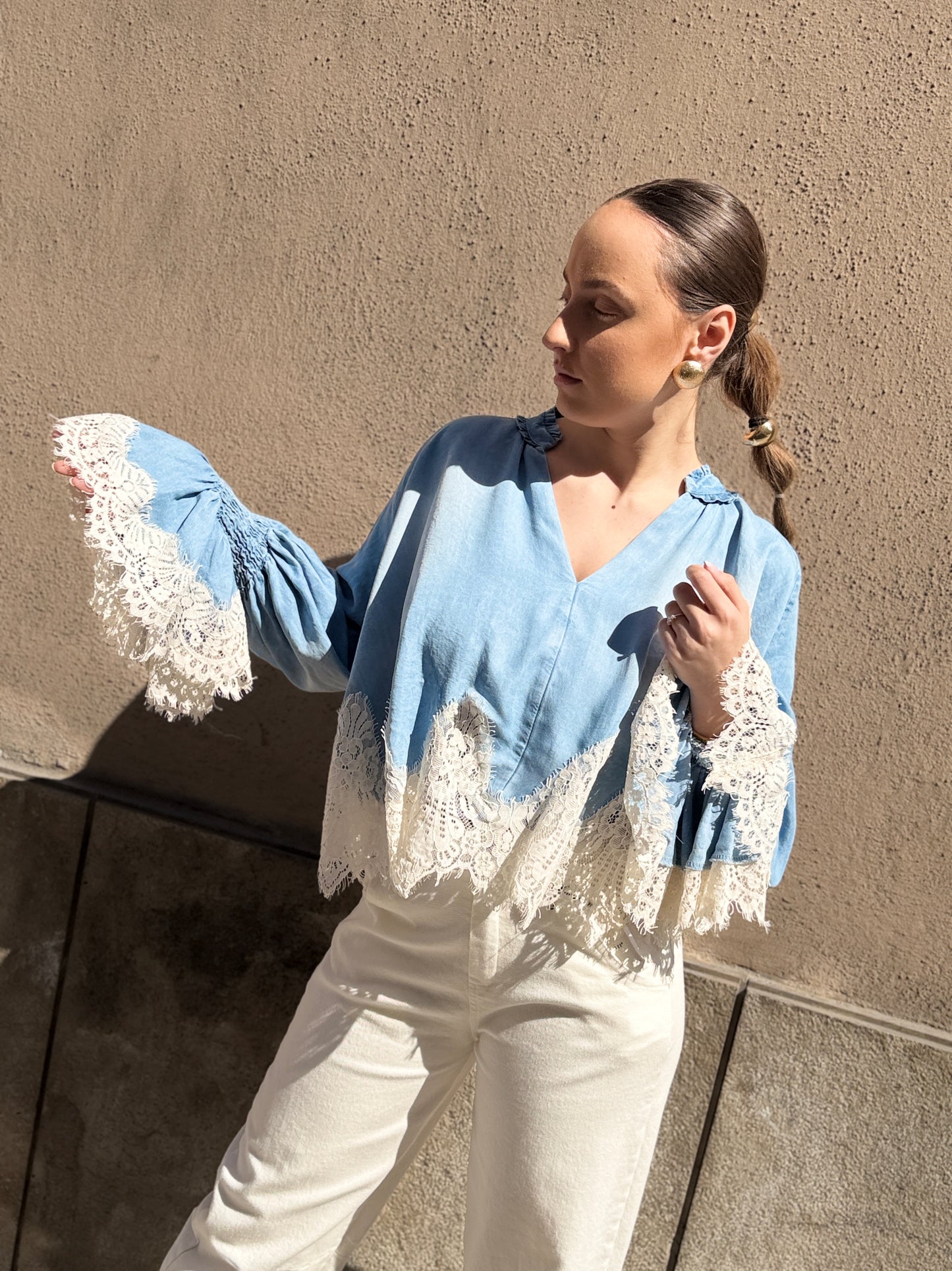 Tensione in Blusa in denim con pizzo