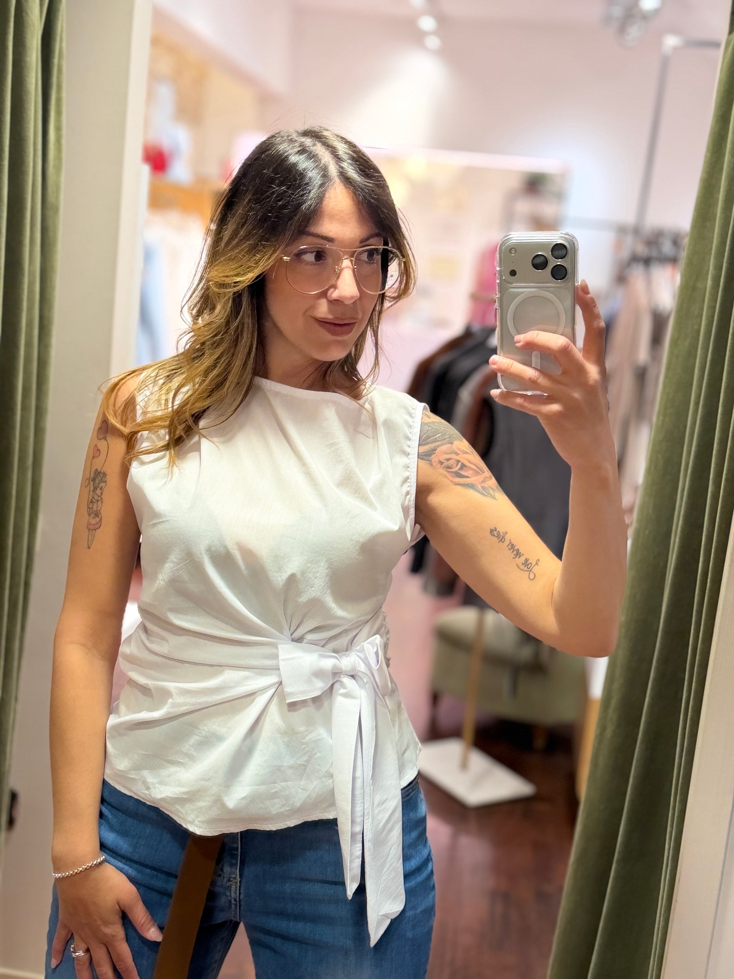 Top con fiocco laterale (disponibile in più colori)