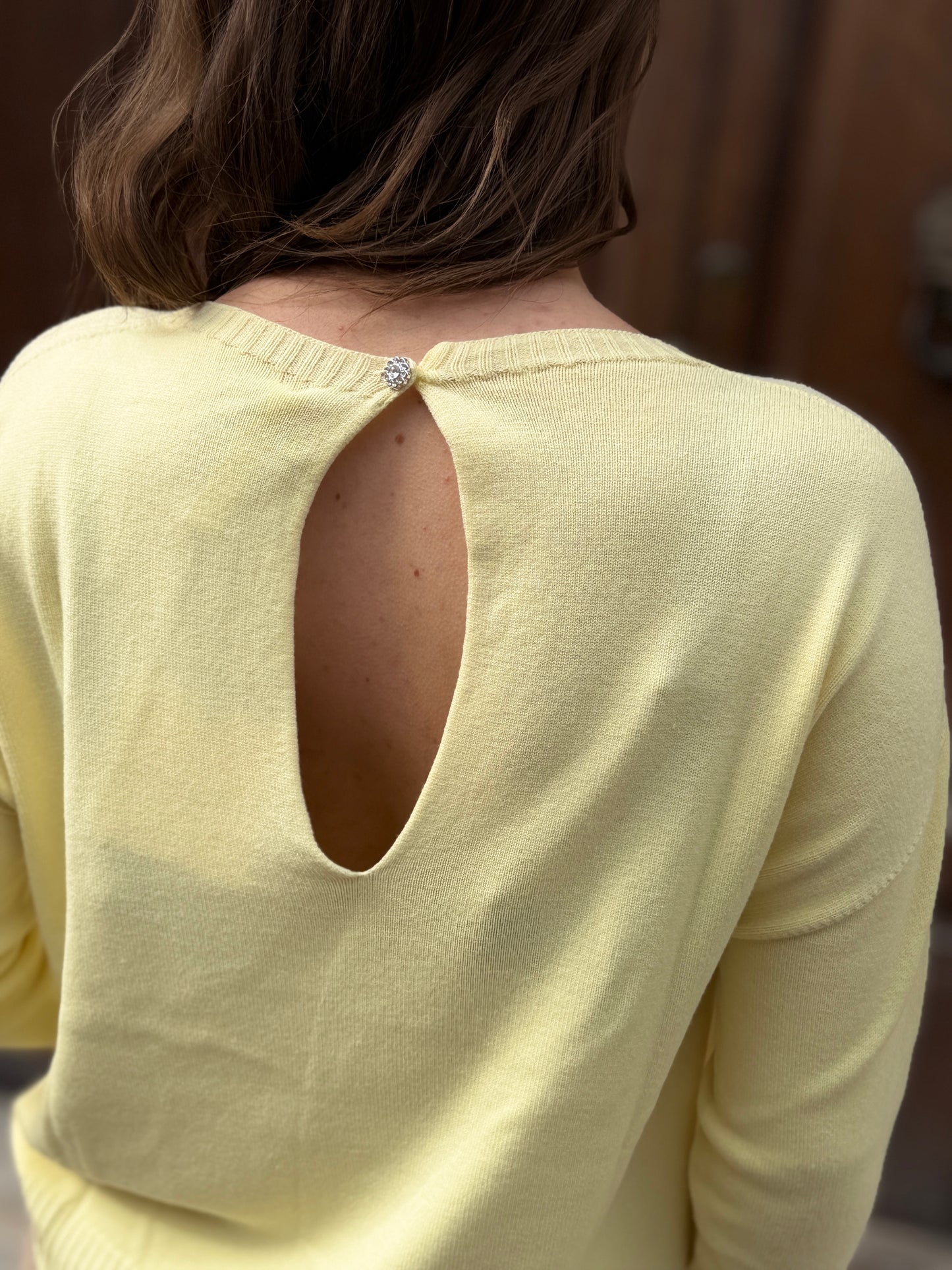 Tensione in Maglia girocollo con bottone gioiello GIALLO