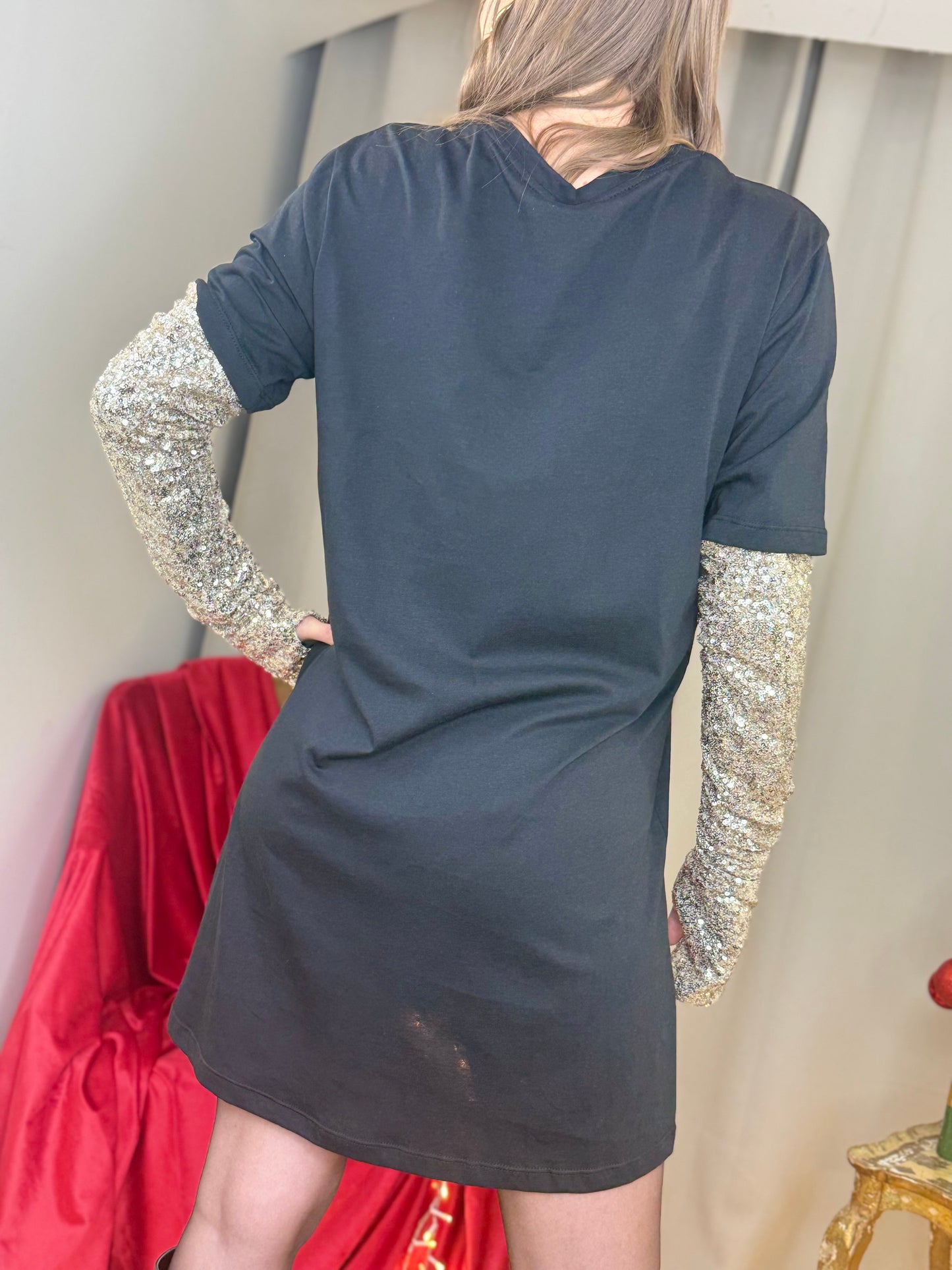 Tensione in Mini abito Jersey con manicotto in paillettes NERO/ORO