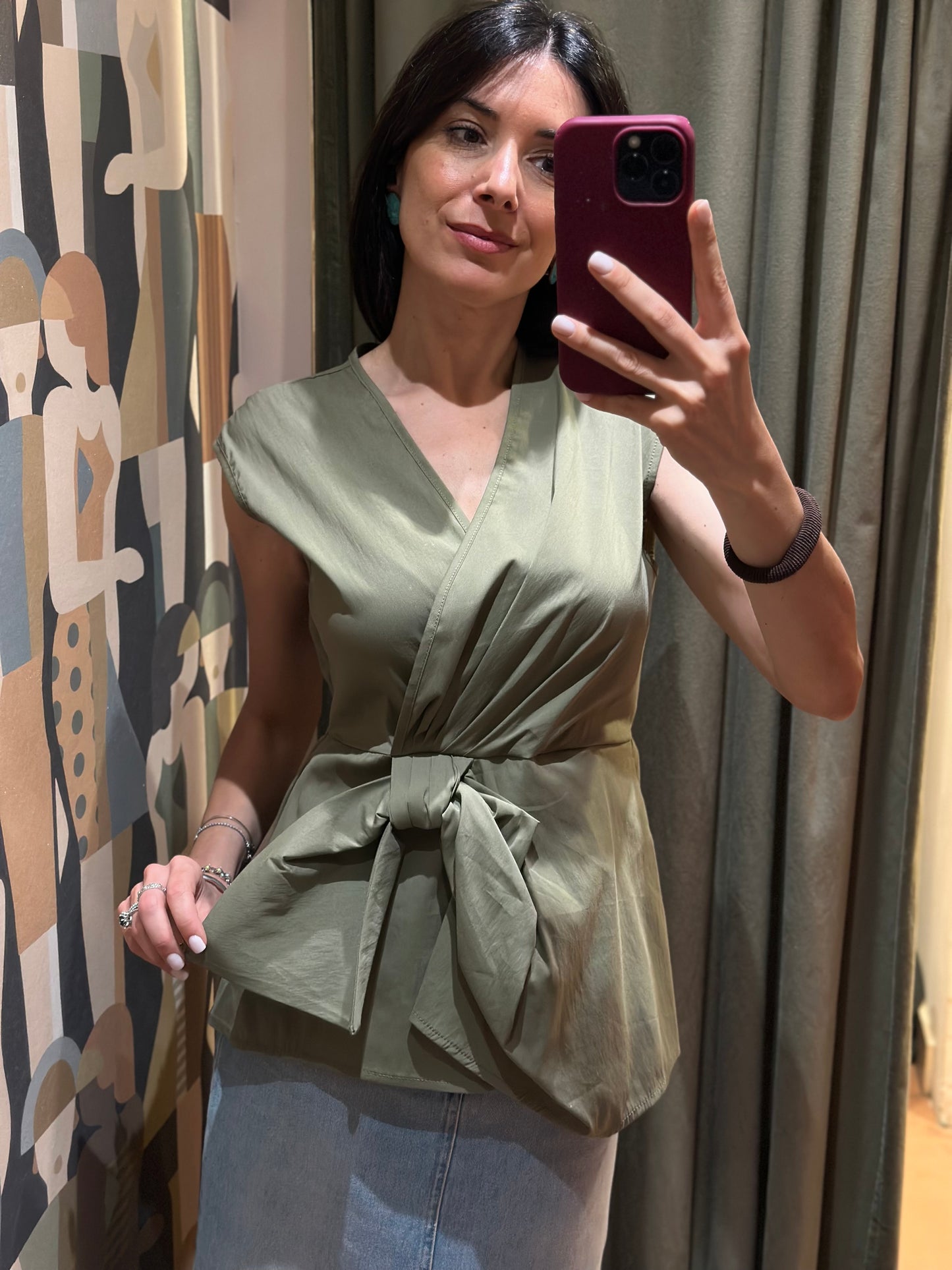 Top con nodo scollo a V (disponibile in più varianti colore)
