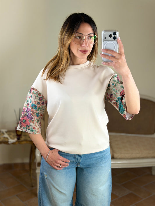 T-shirt  burro con maniche stampa floreale