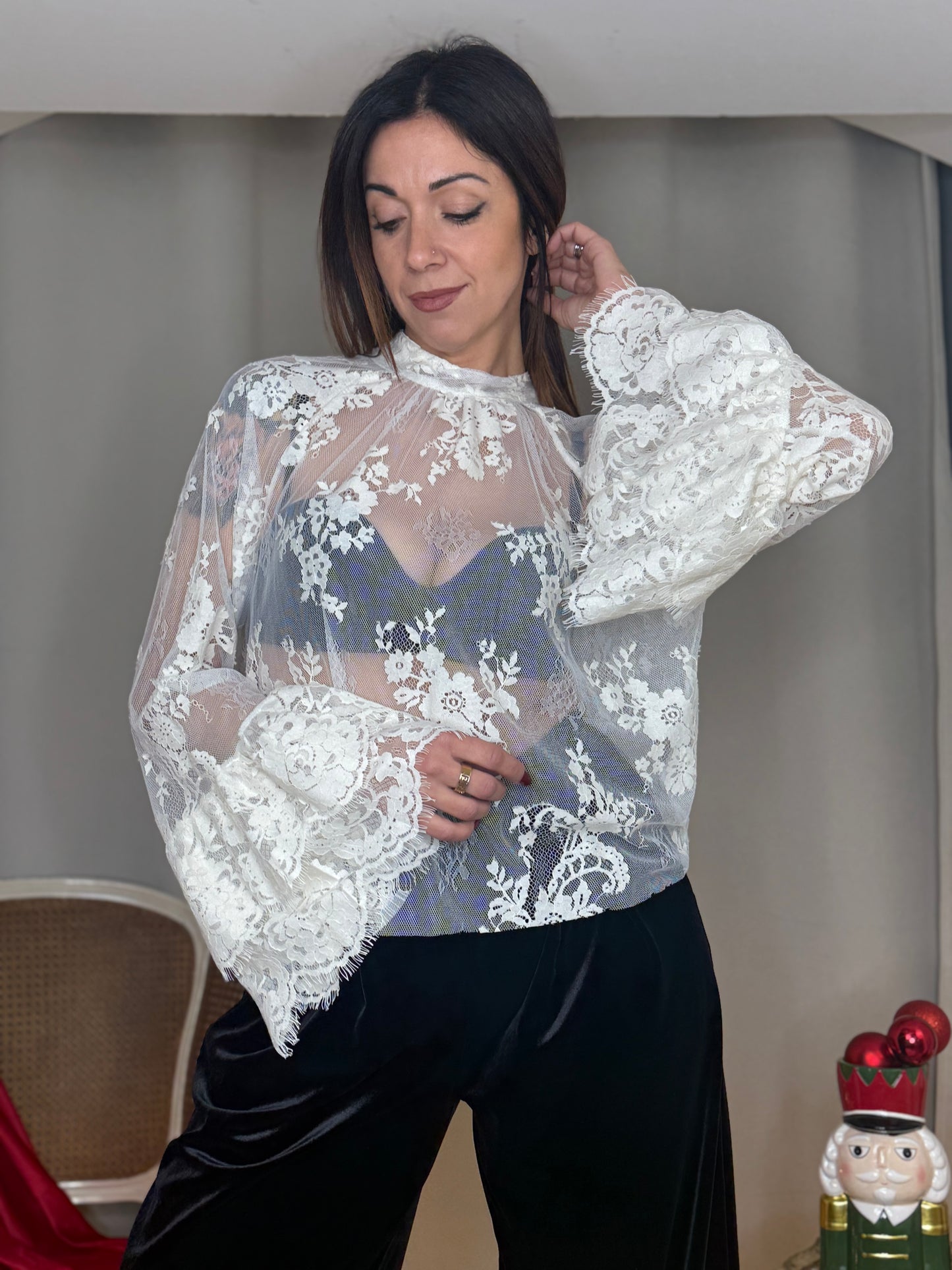 Tensione in Blusa in pizzo BURRO con manica a campana